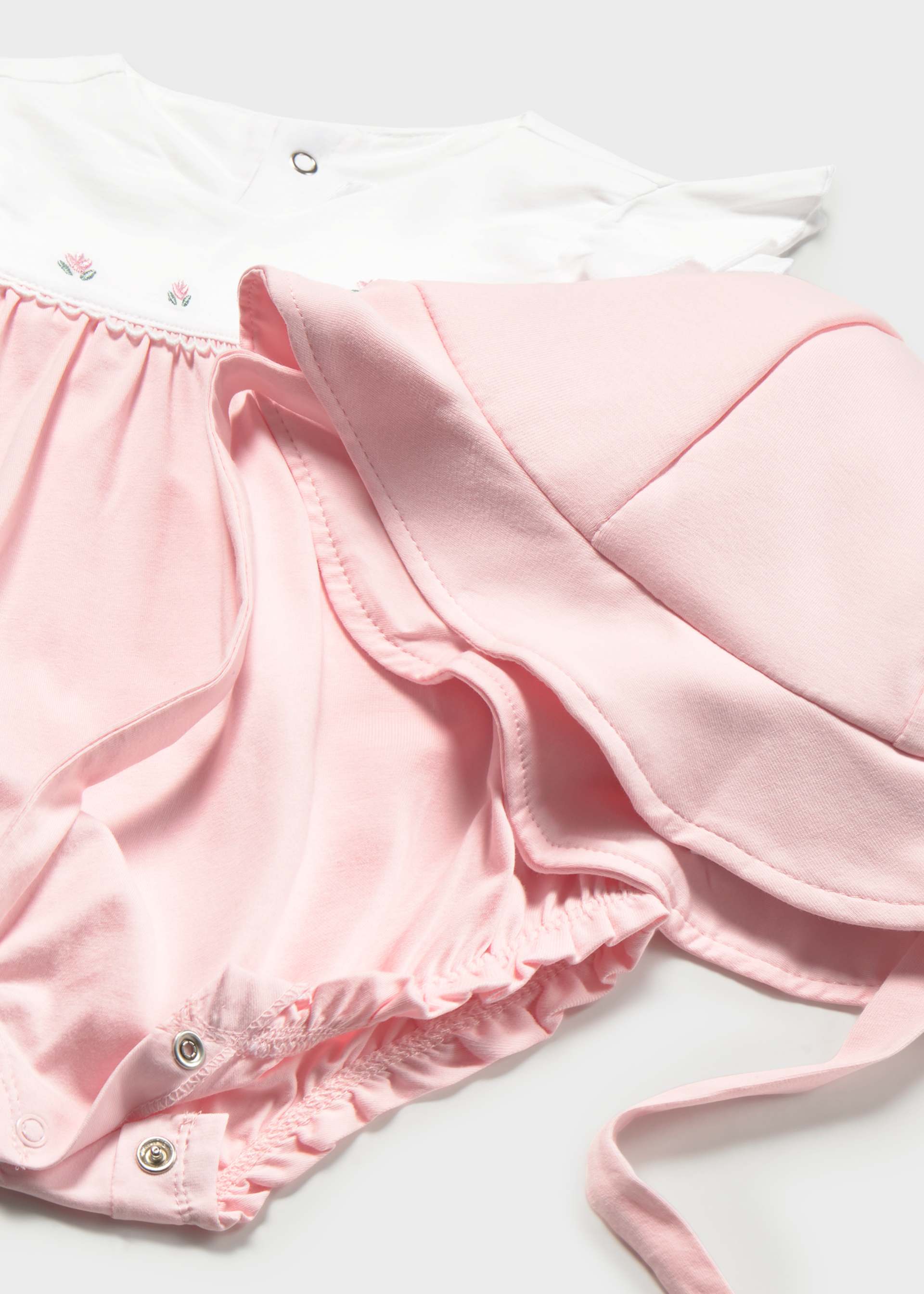 Barboteuse à fleurs avec chapeau nouveau-né