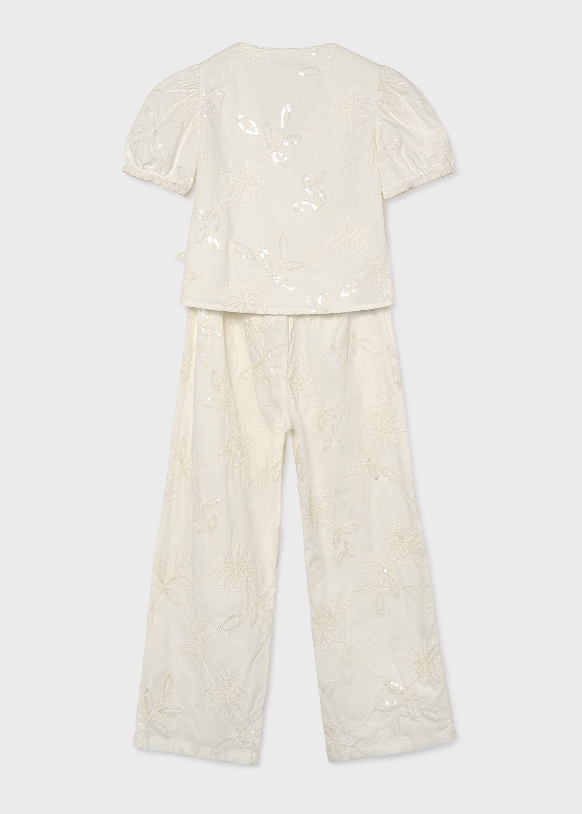 Conjunto calças e blusa com bordados rapariga