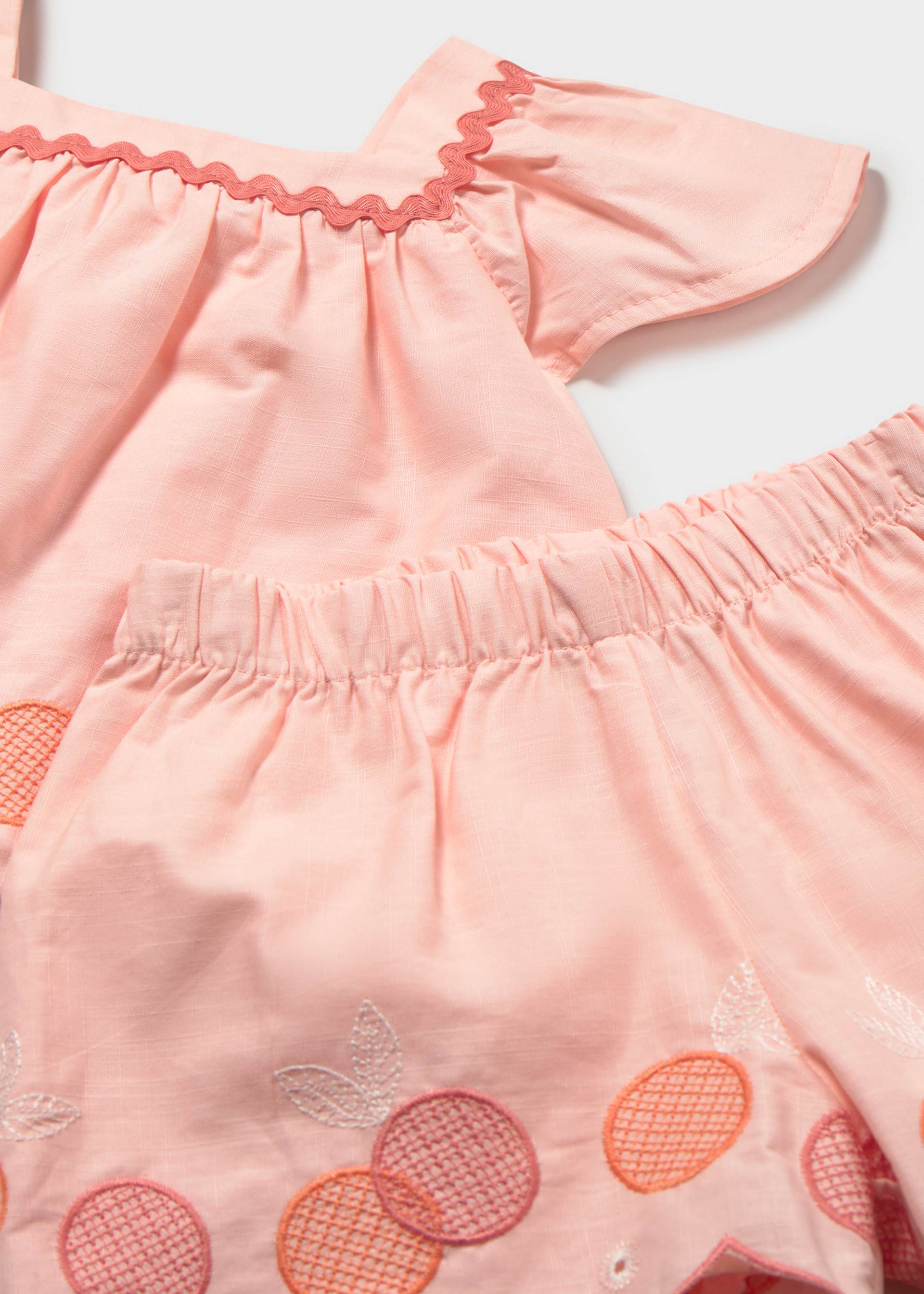 Conjunto bermuda y blusa bordados bebé