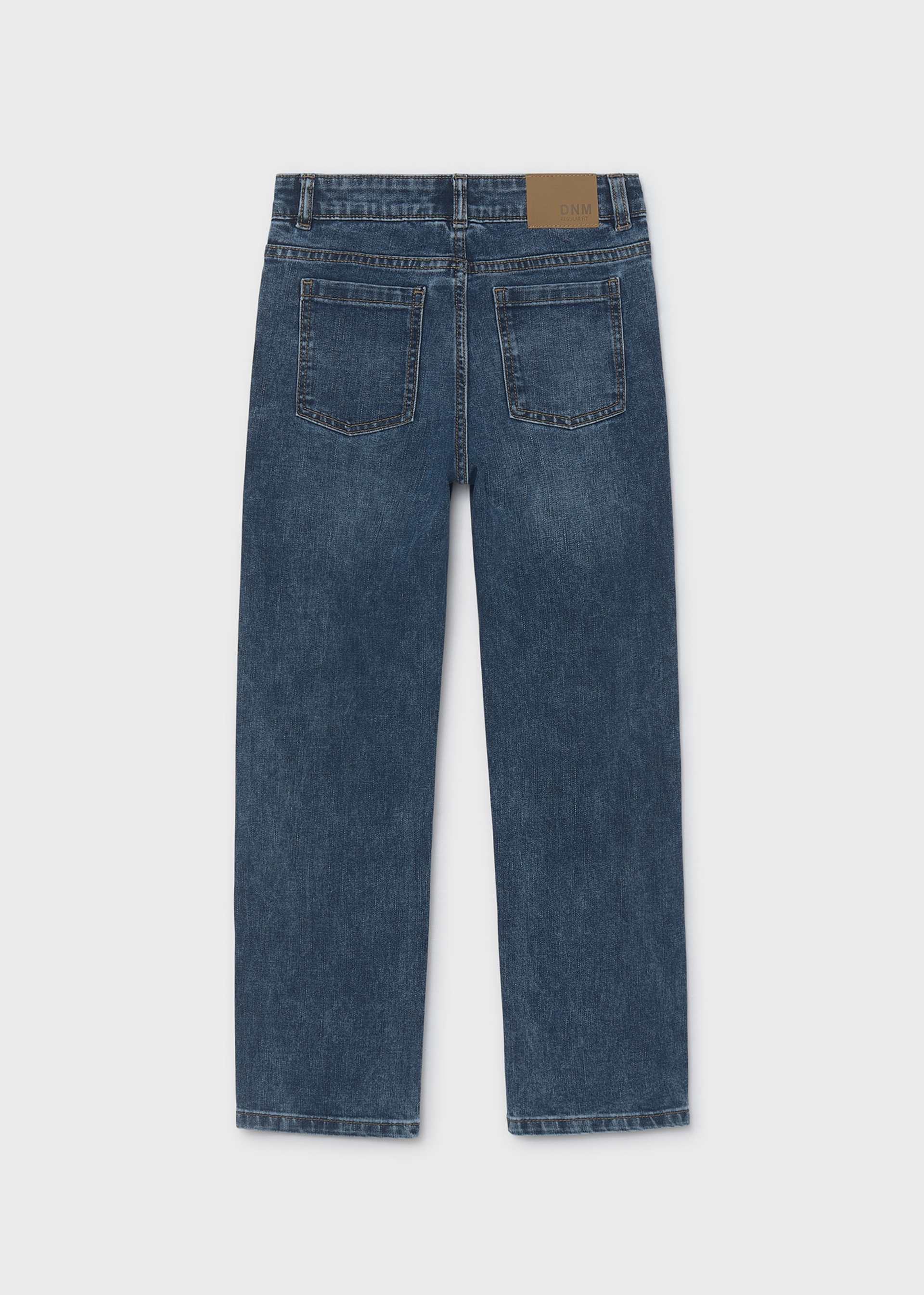 Pantalón de mezclilla básico regular fit chico