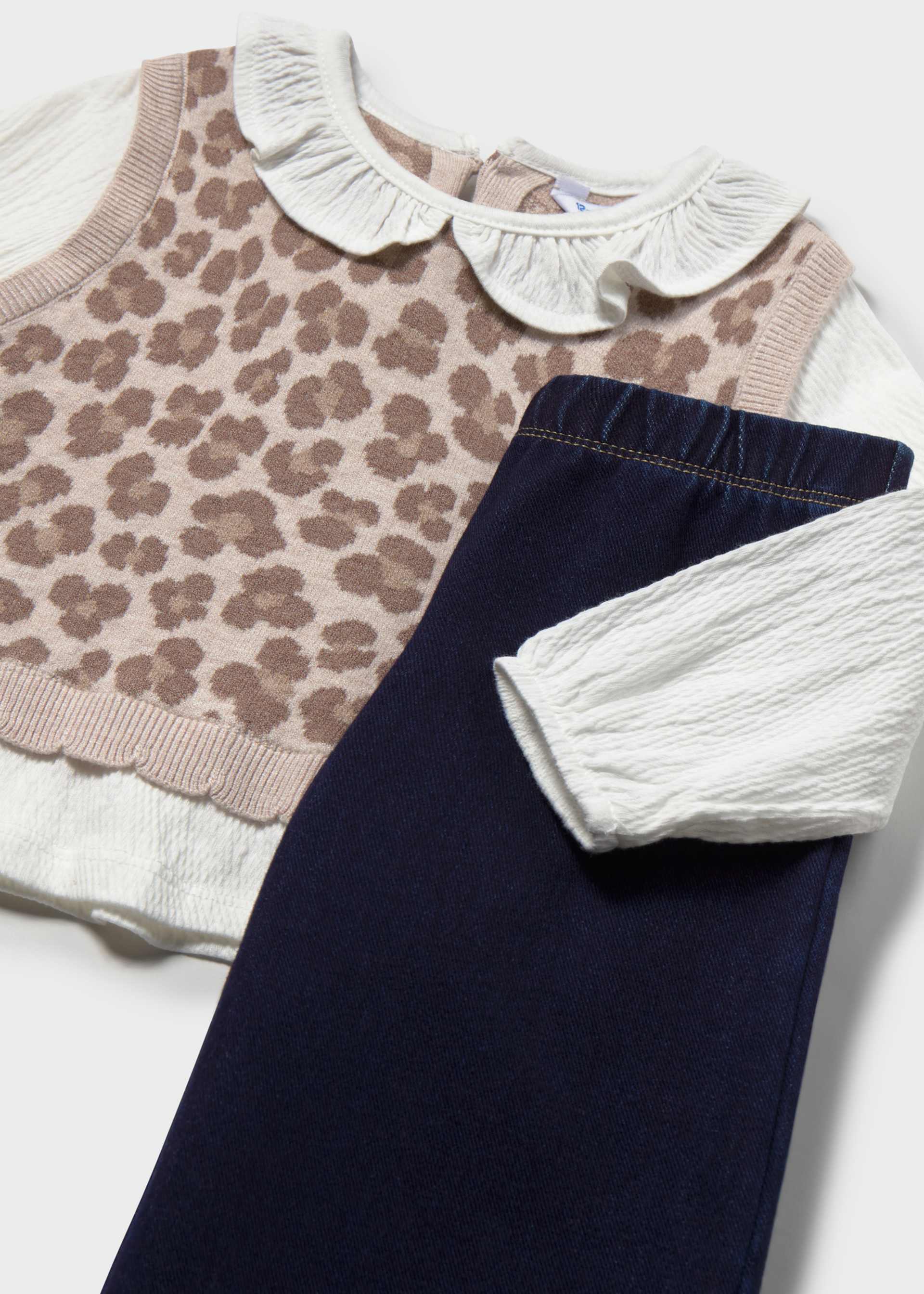 Conjunto calças e blusa com colete bebé