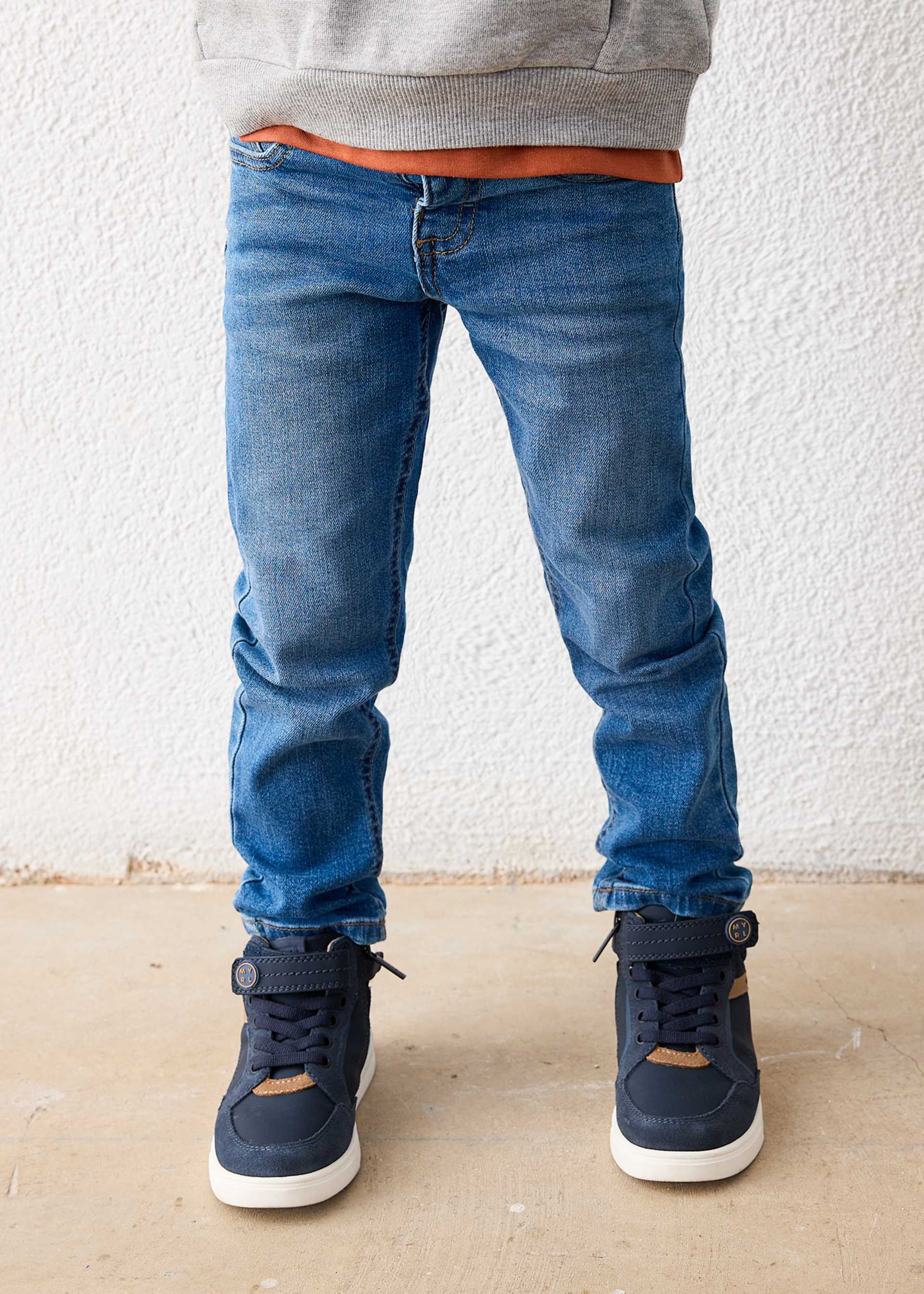 Pantalón vaquero básico slim fit niño