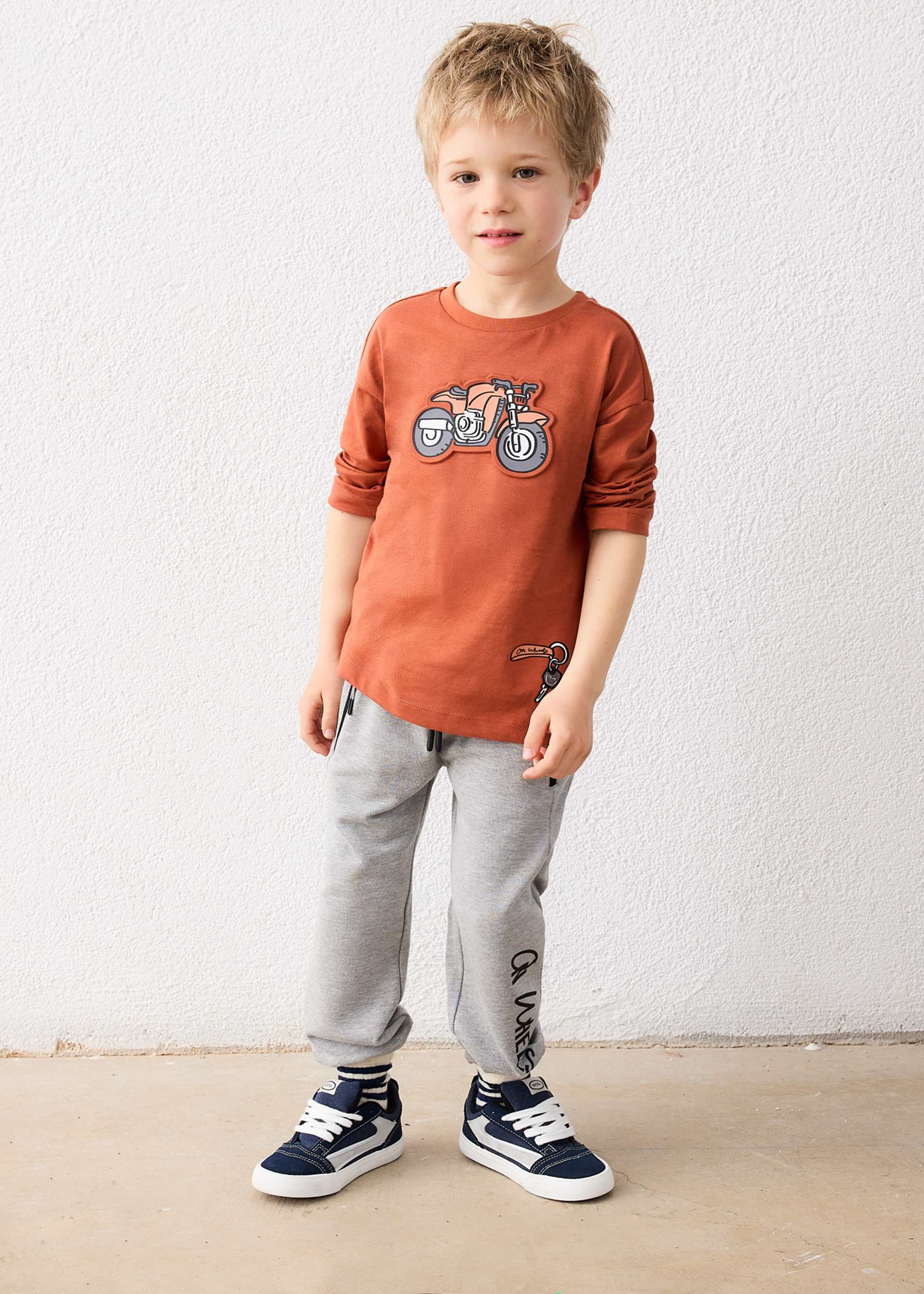 Playera vehículo relieve niño