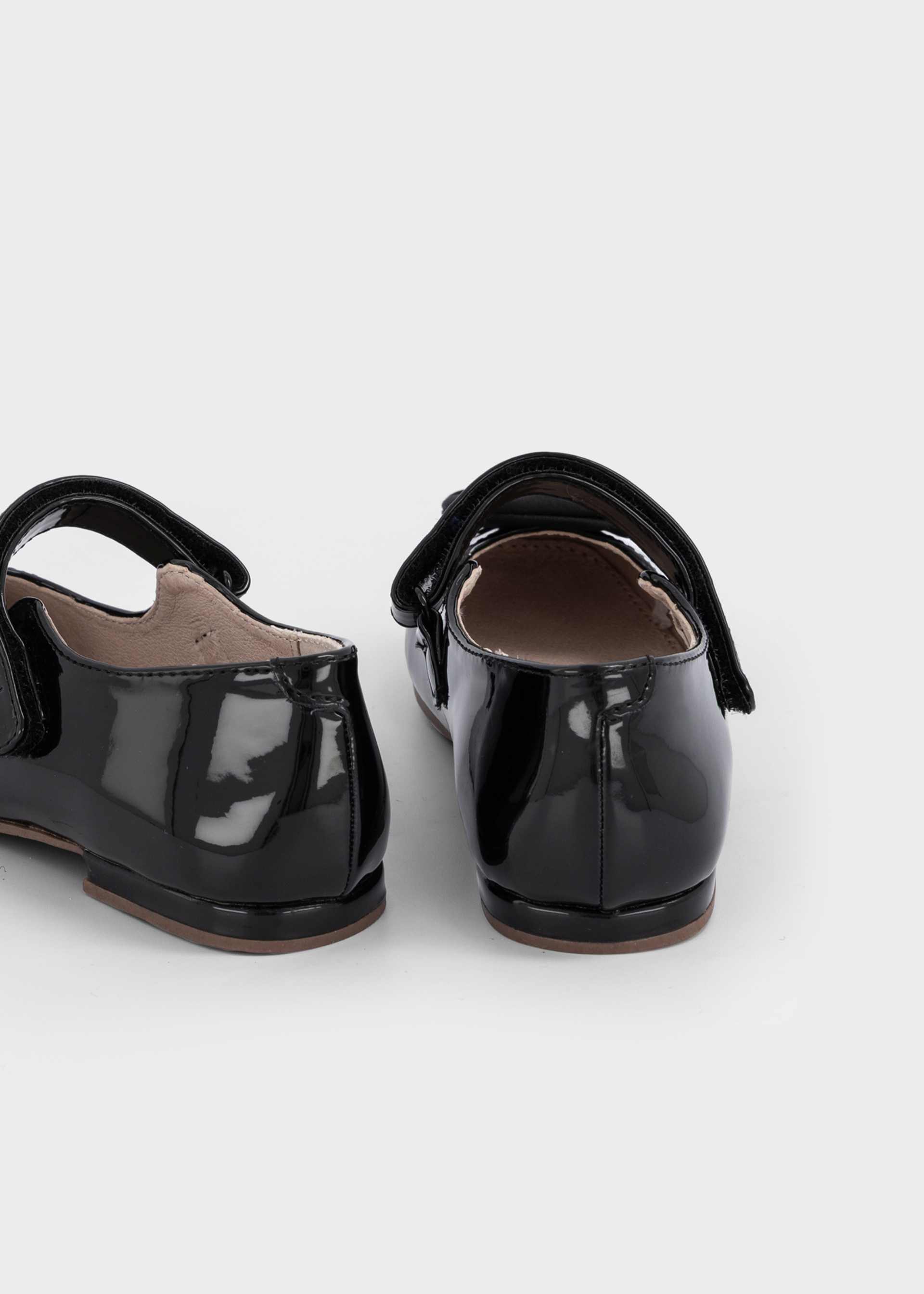 Girls' patent leather Mary Janes with a flower