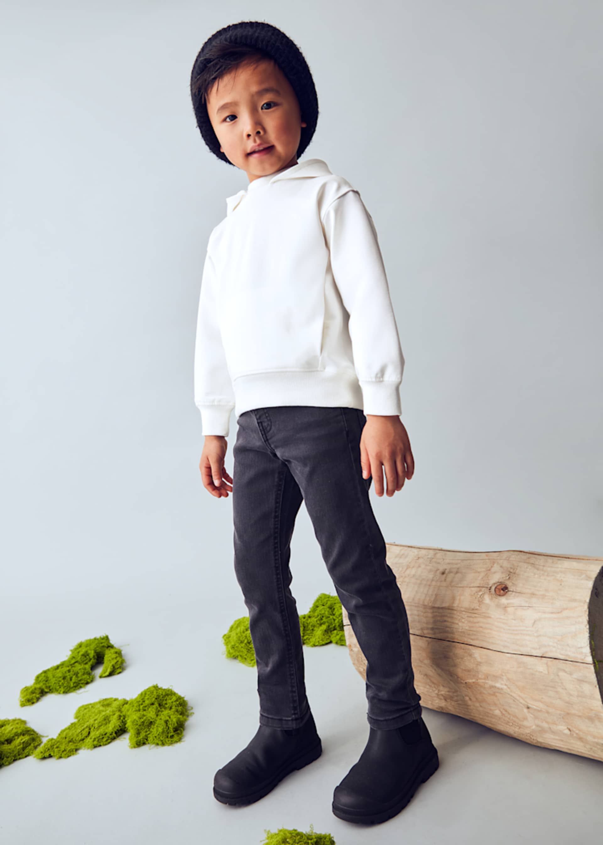 Pantalón de mezclilla entallado básico niño