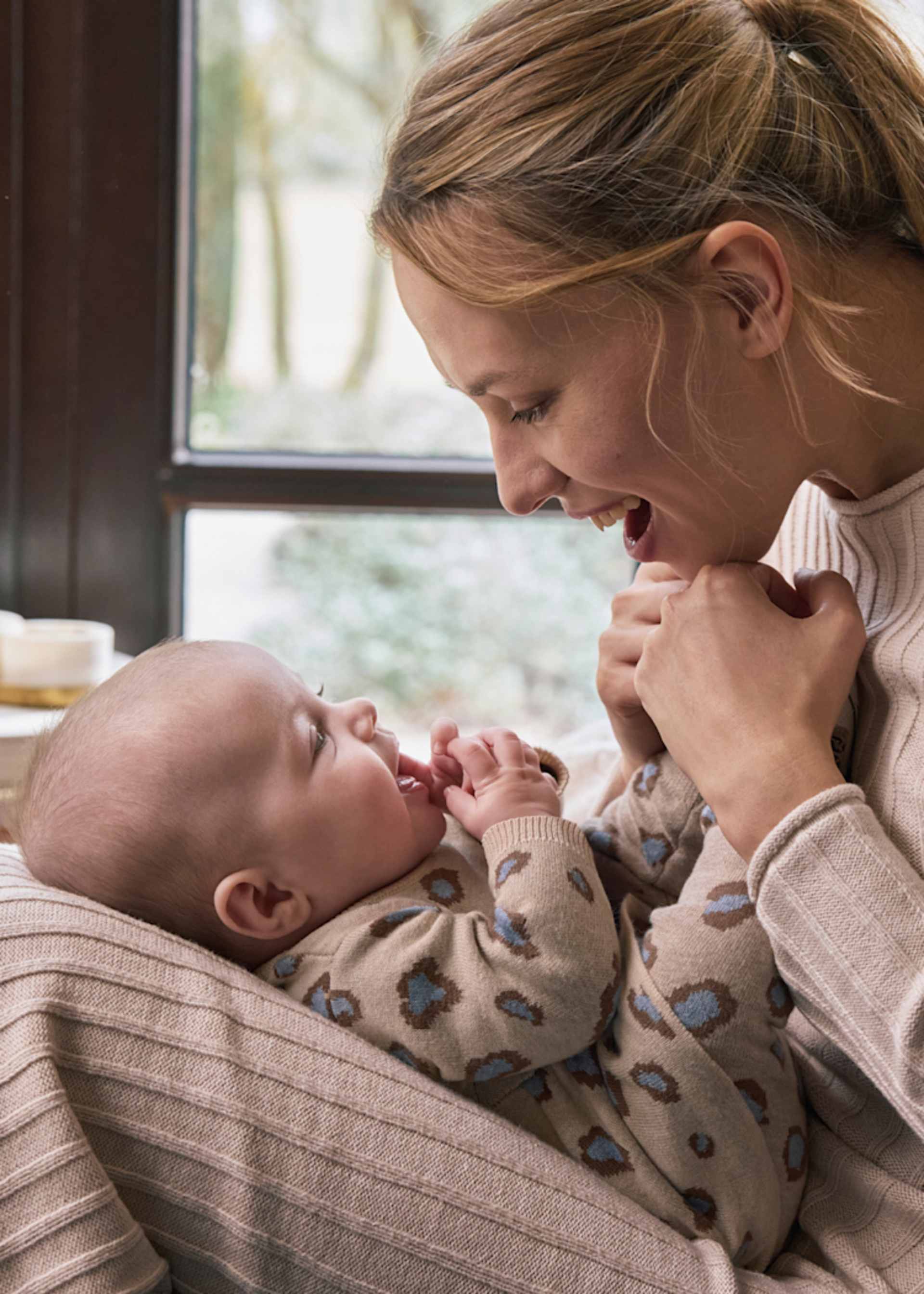 Комплект панталон и пуловер с щампа за новородено момиче Комплект панталон и пуловер с щампа за новородено момиче