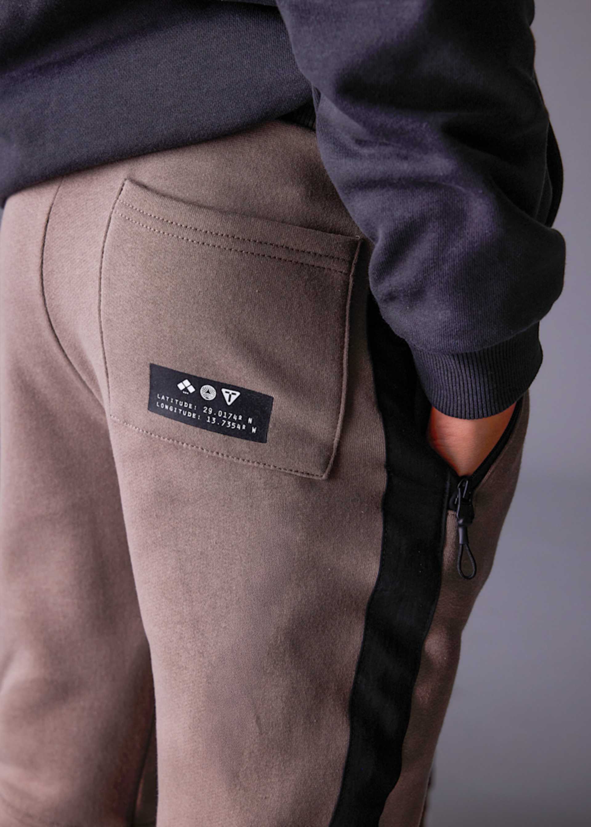 Pantalón deportivo contraste chico