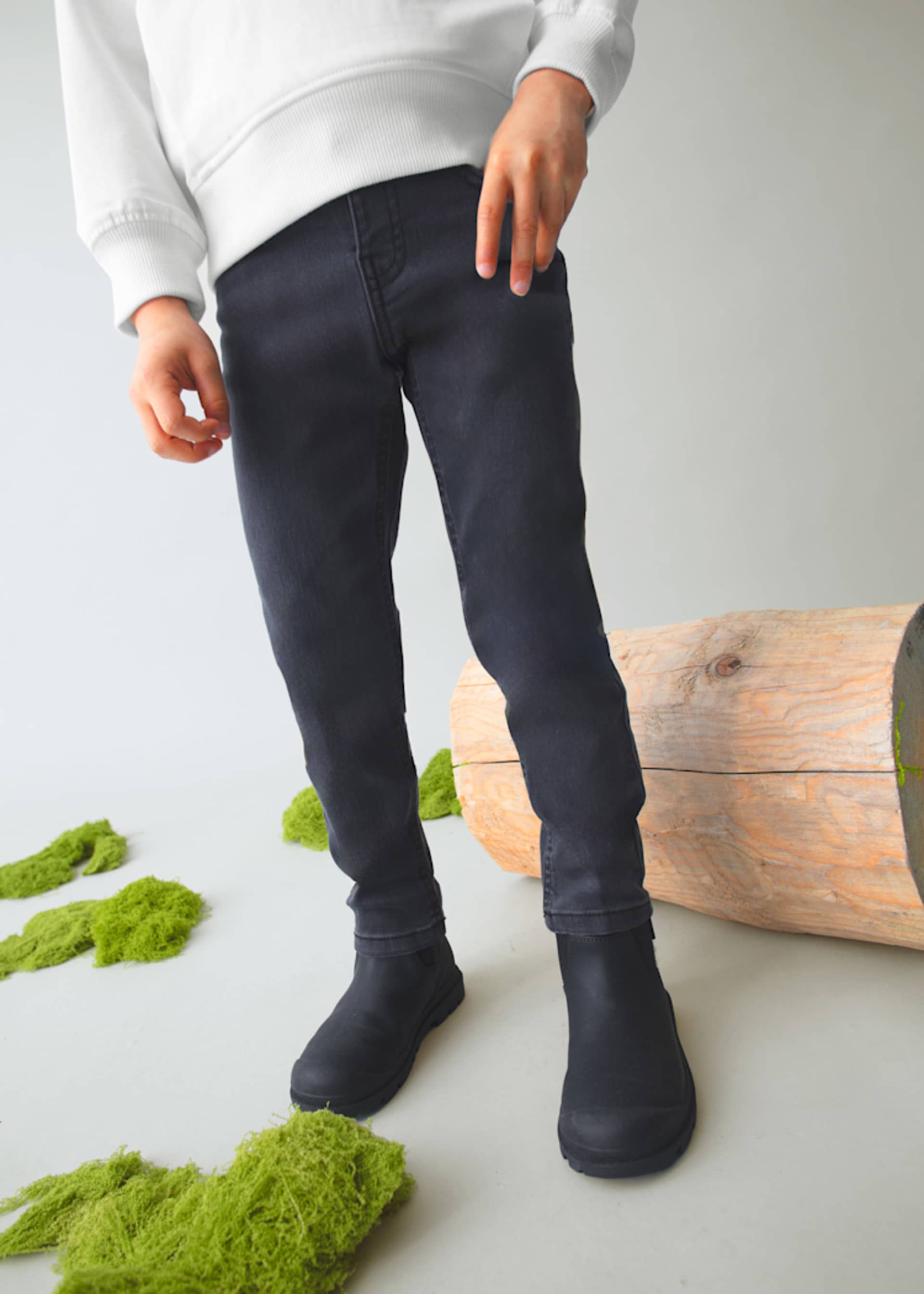 Pantalón de mezclilla entallado básico niño