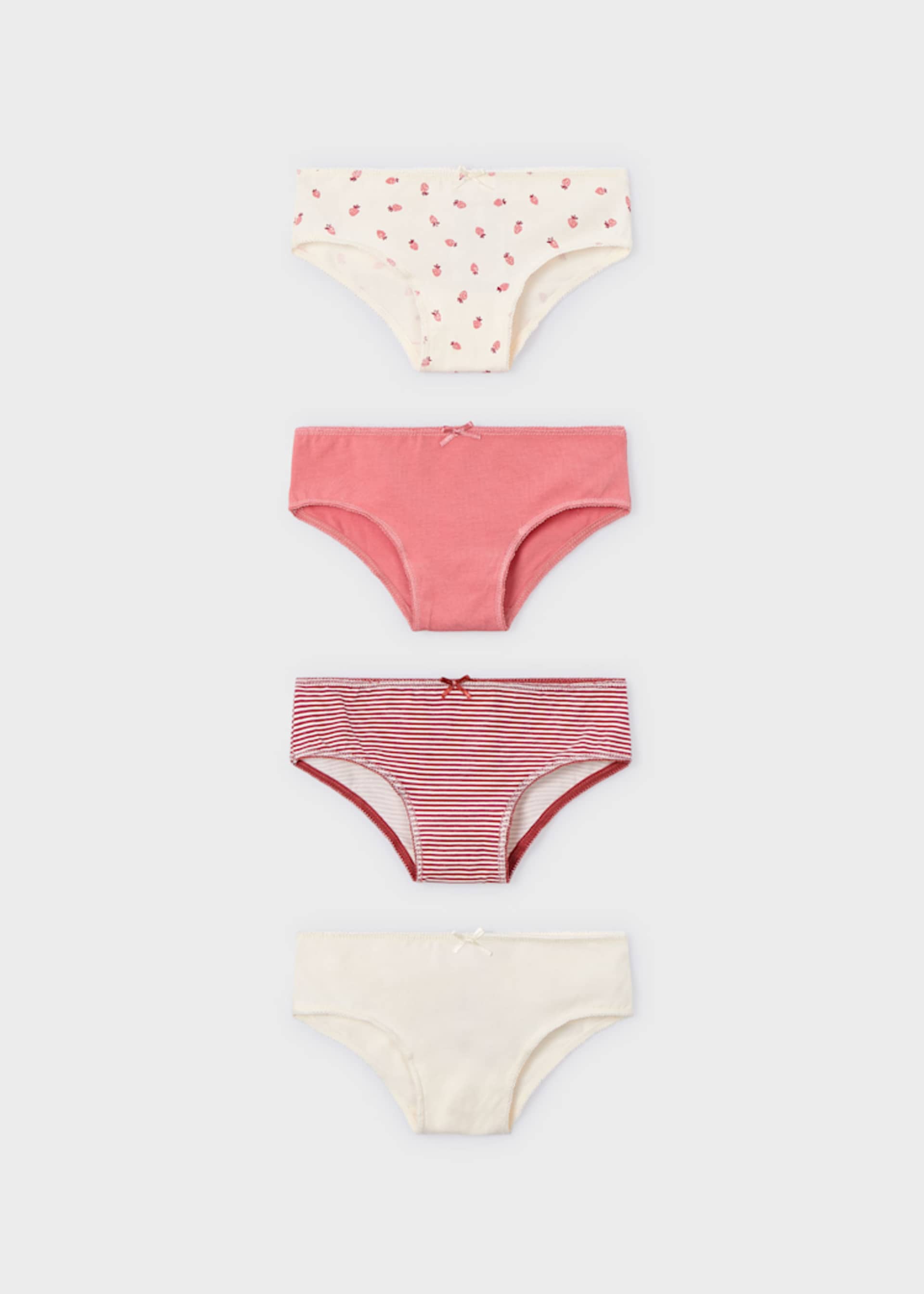 Girls 4 pack of briefs Girls 4 pack of briefs