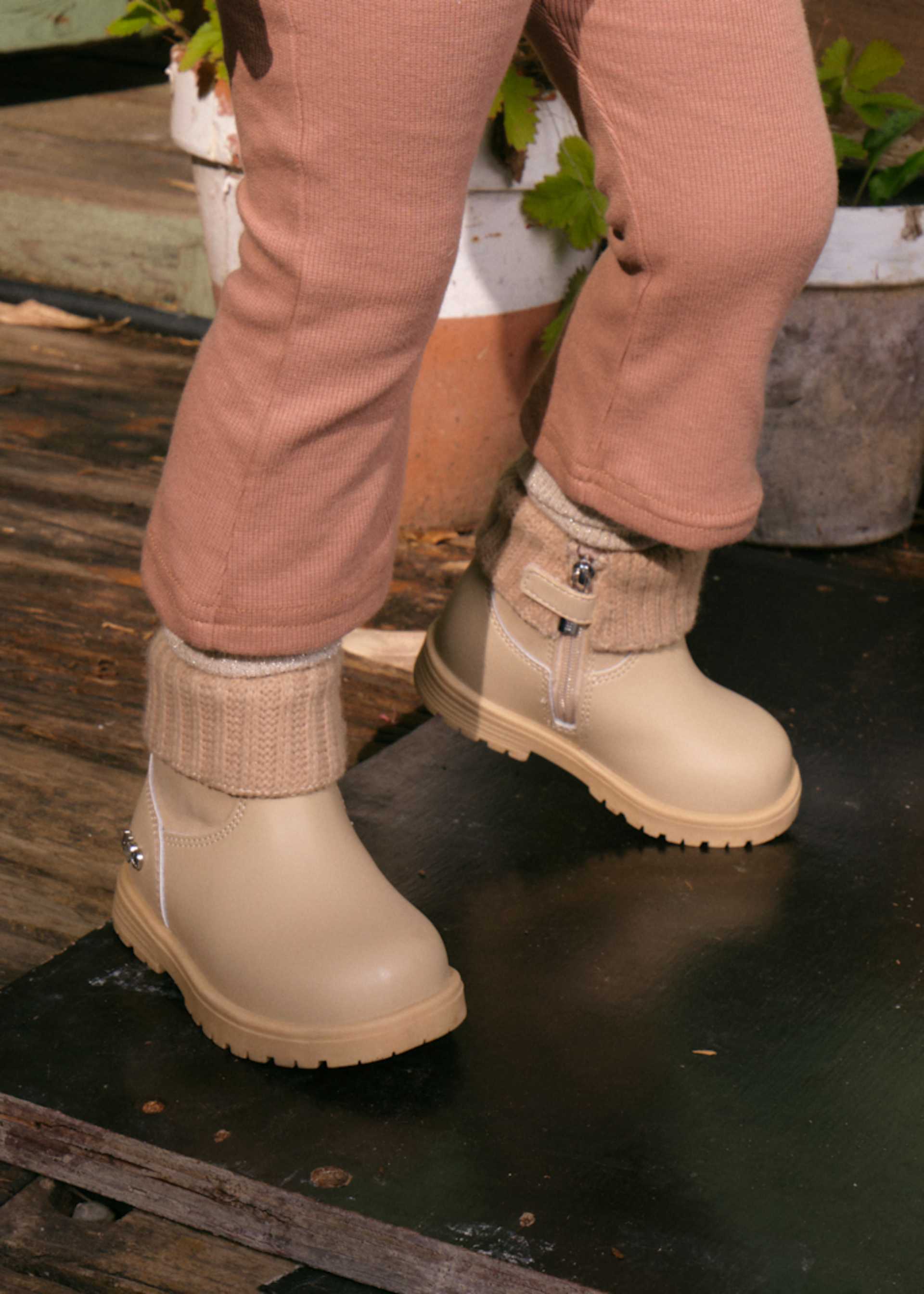 Baby boots with knitted top