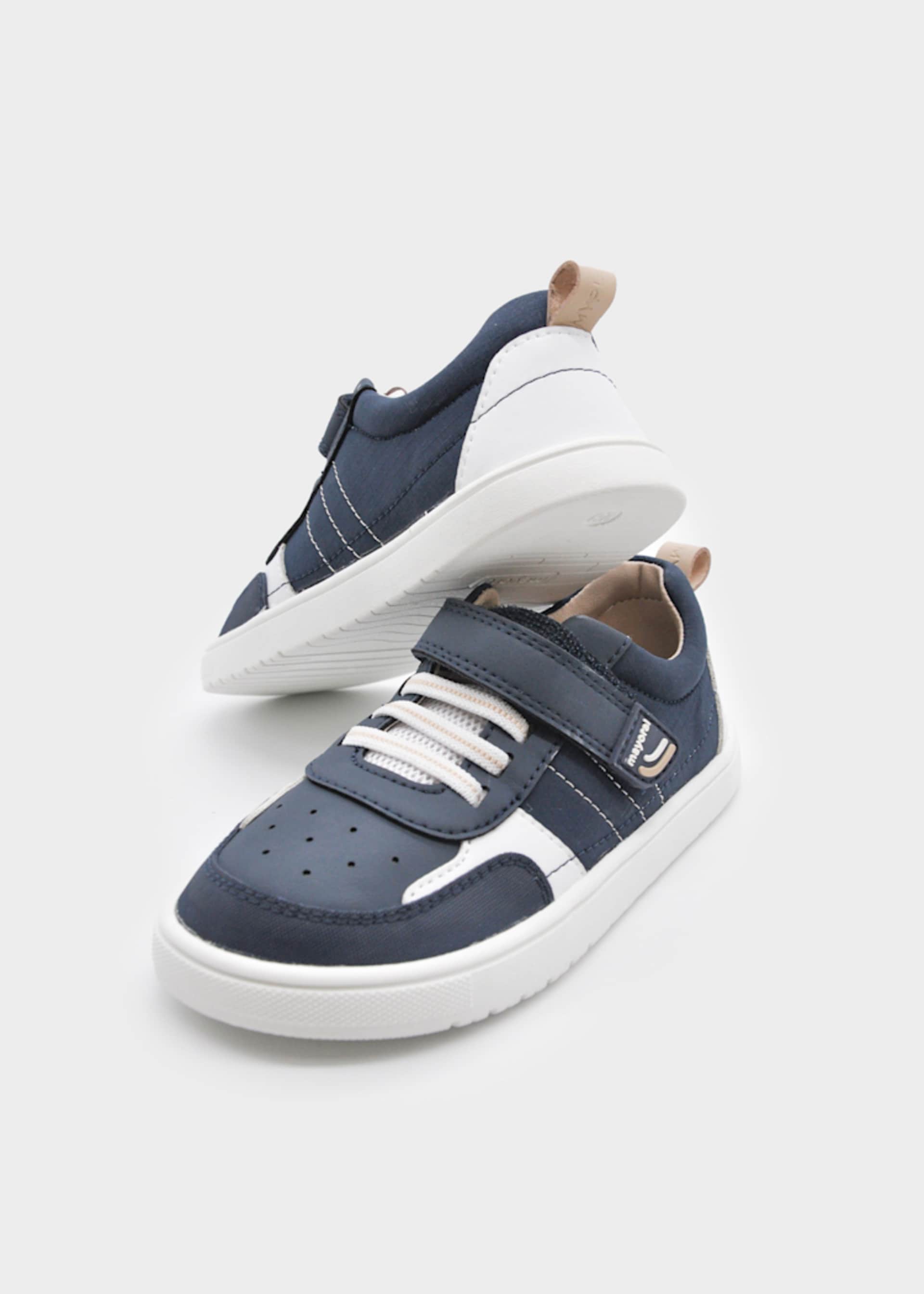 Girl Barefoot Casual Sneakers Girl Barefoot Casual Sneakers