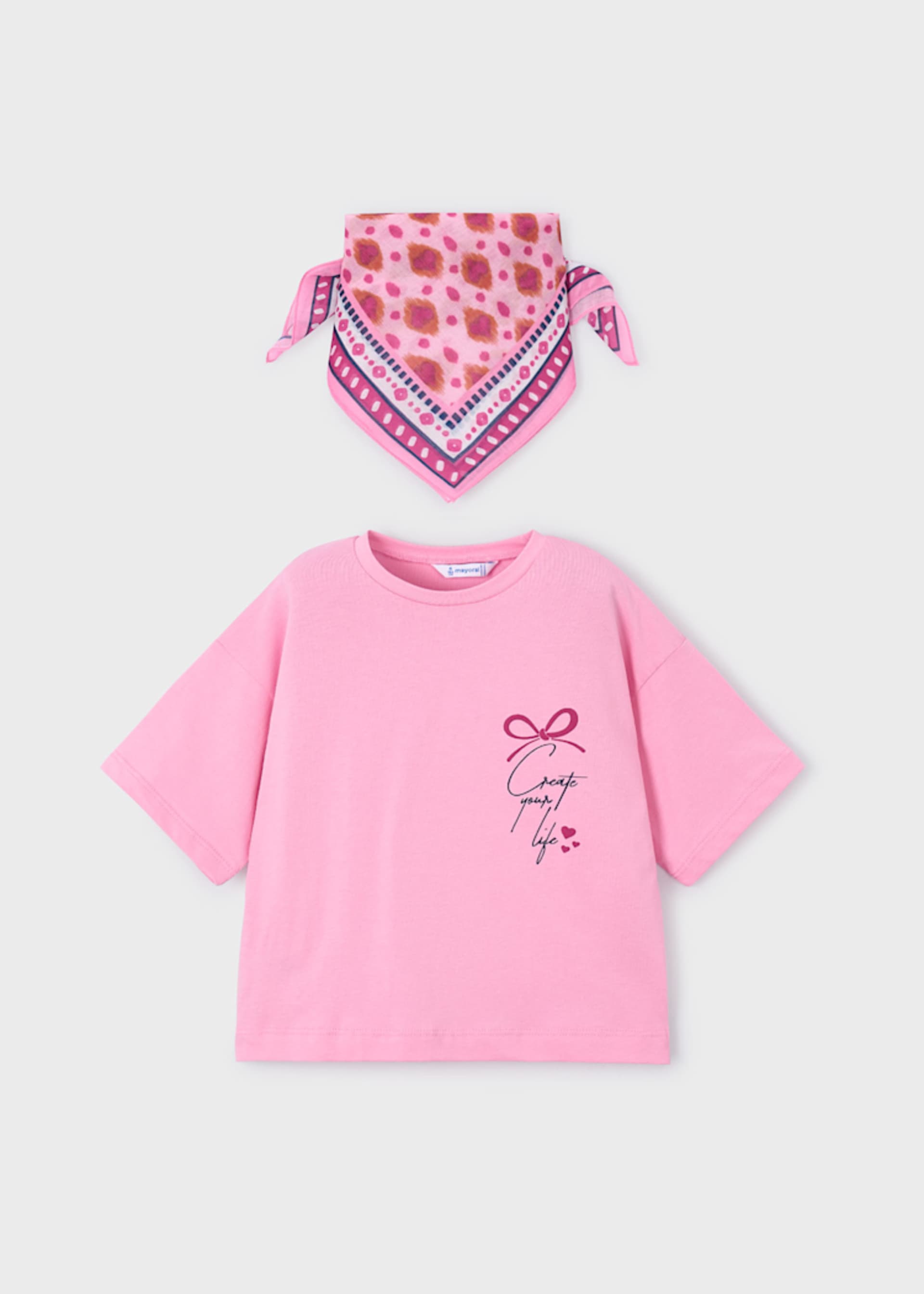 Camiseta con pañuelo estampado niña