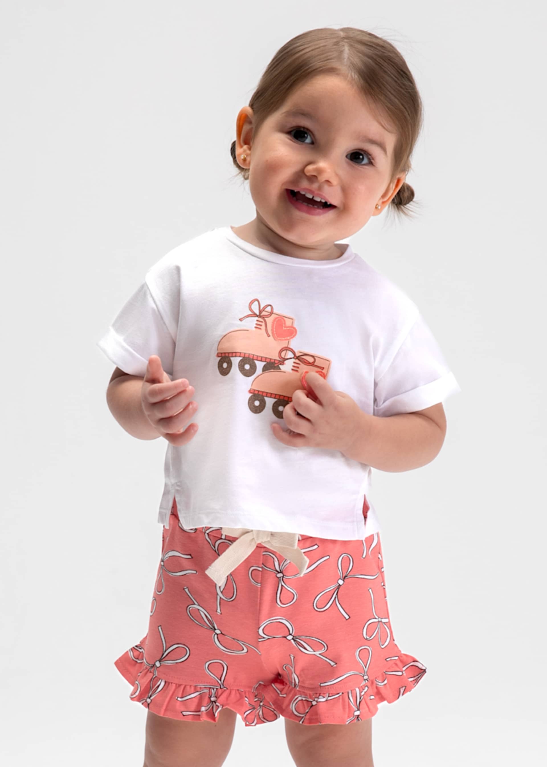 Conjunto pantalón corto estampado y camiseta bebé
