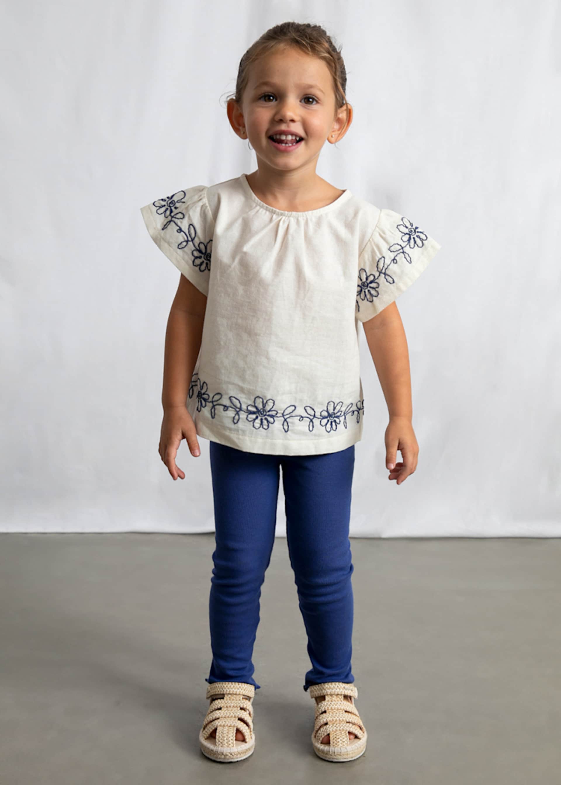 Completo leggings e maglietta con fiori ricamati bambina