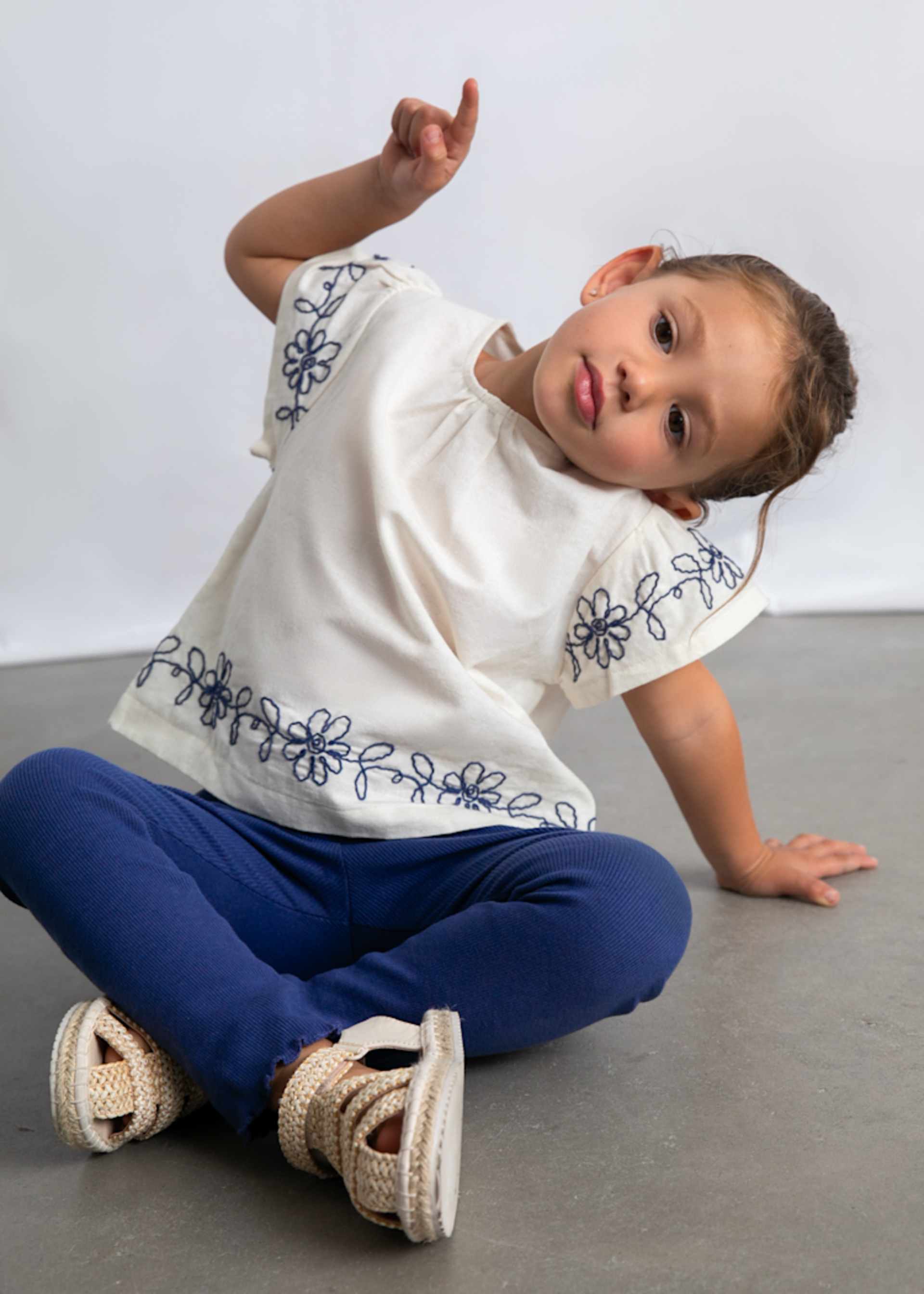 Completo leggings e maglietta con fiori ricamati bambina