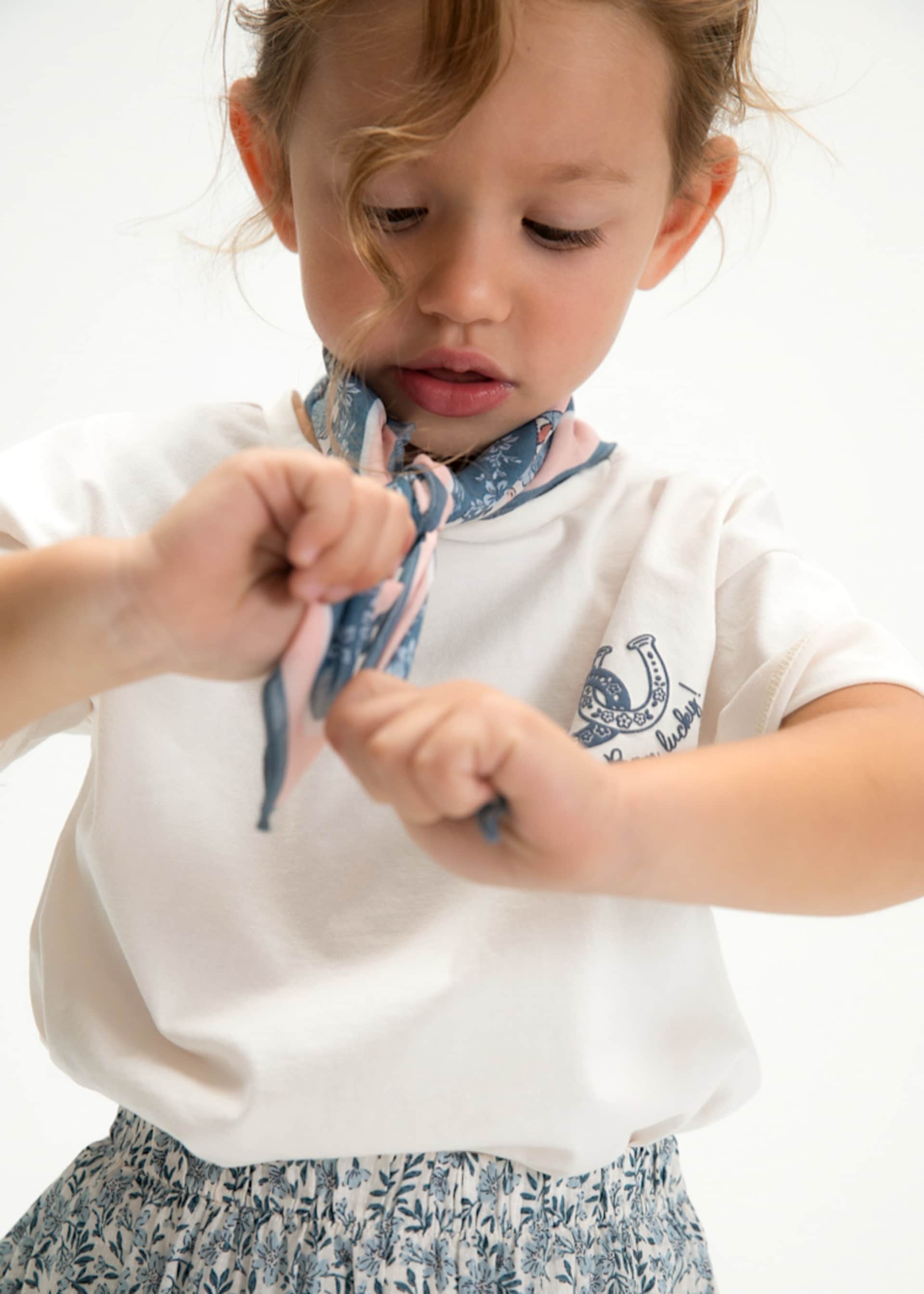Playera con pañuelo estampado niña