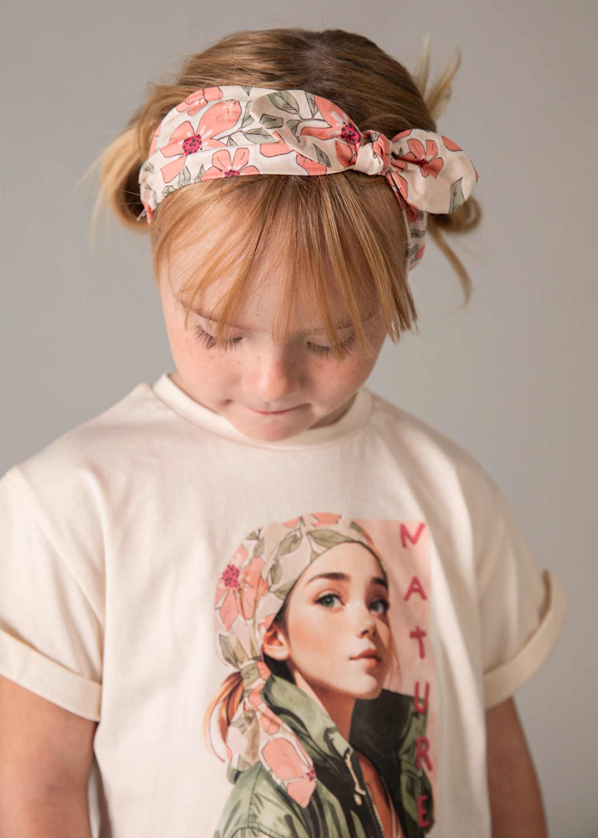 T-shirt com fita cabelo estampado menina