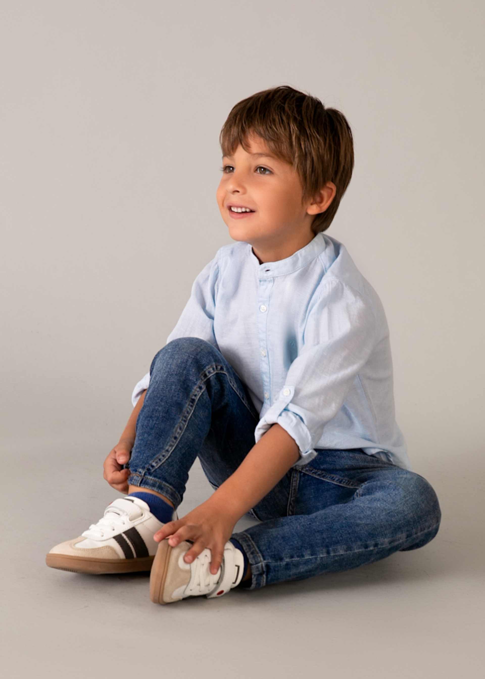 Pantalón de mezclilla regular fit básico niño