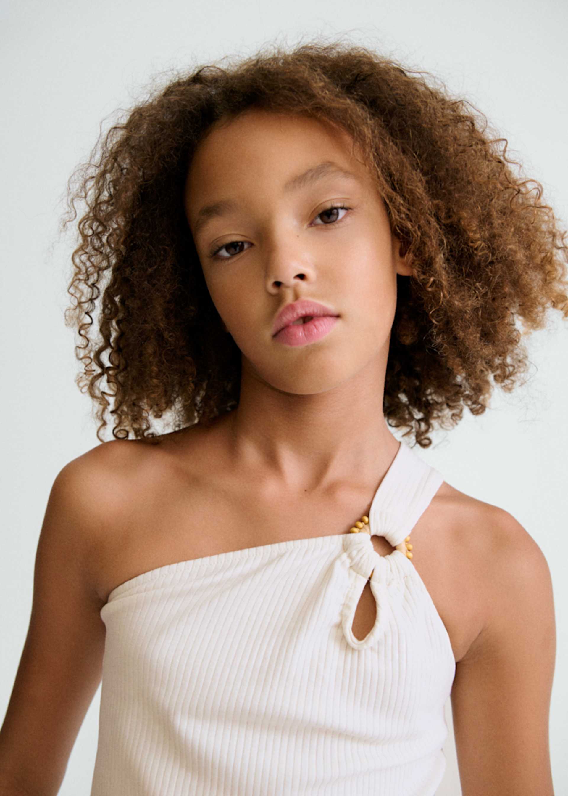 Asymmetric t-shirt girl