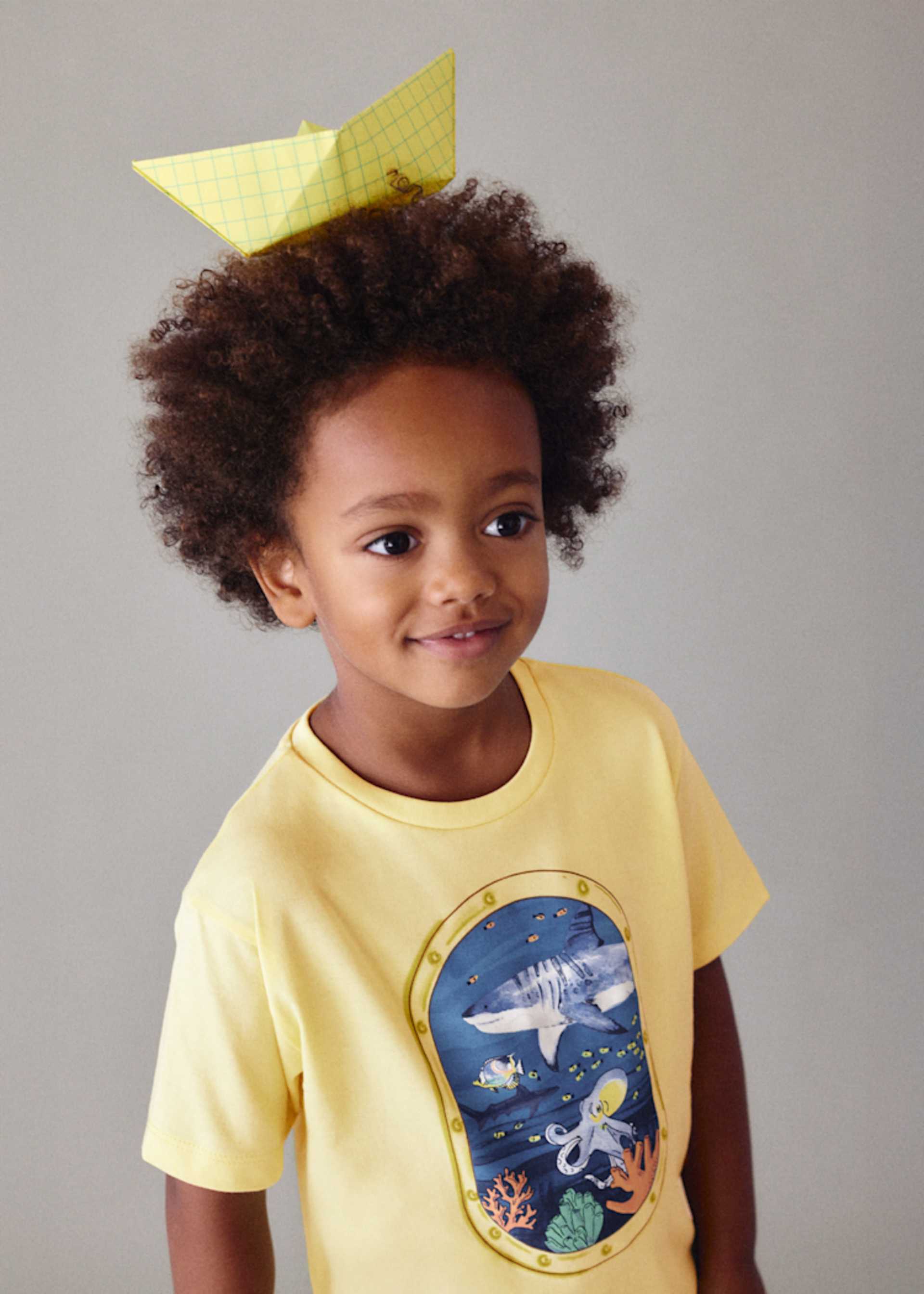 T-shirt janela fundo marinho menino