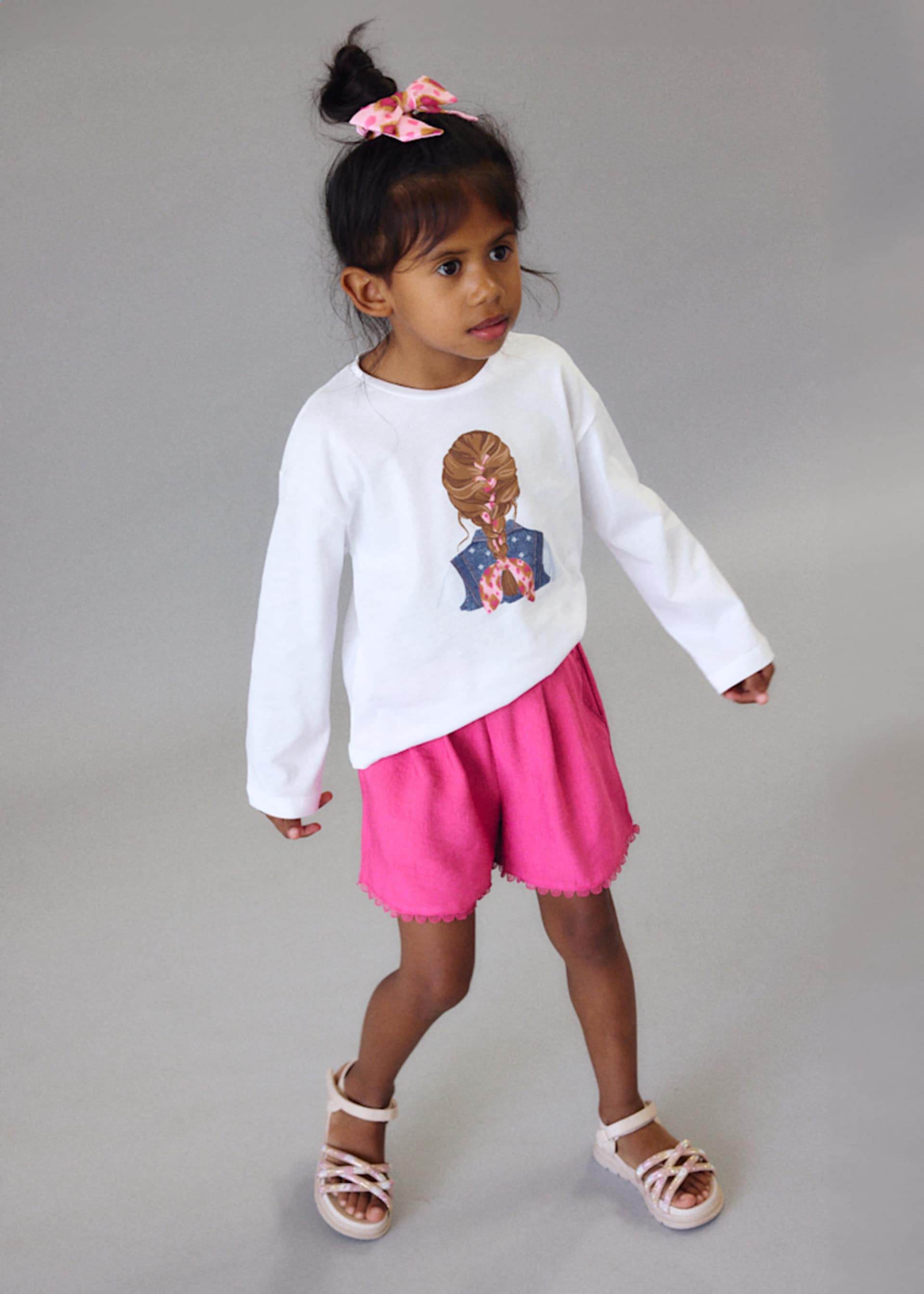 Girl Graphic T-shirt with Hair Tie