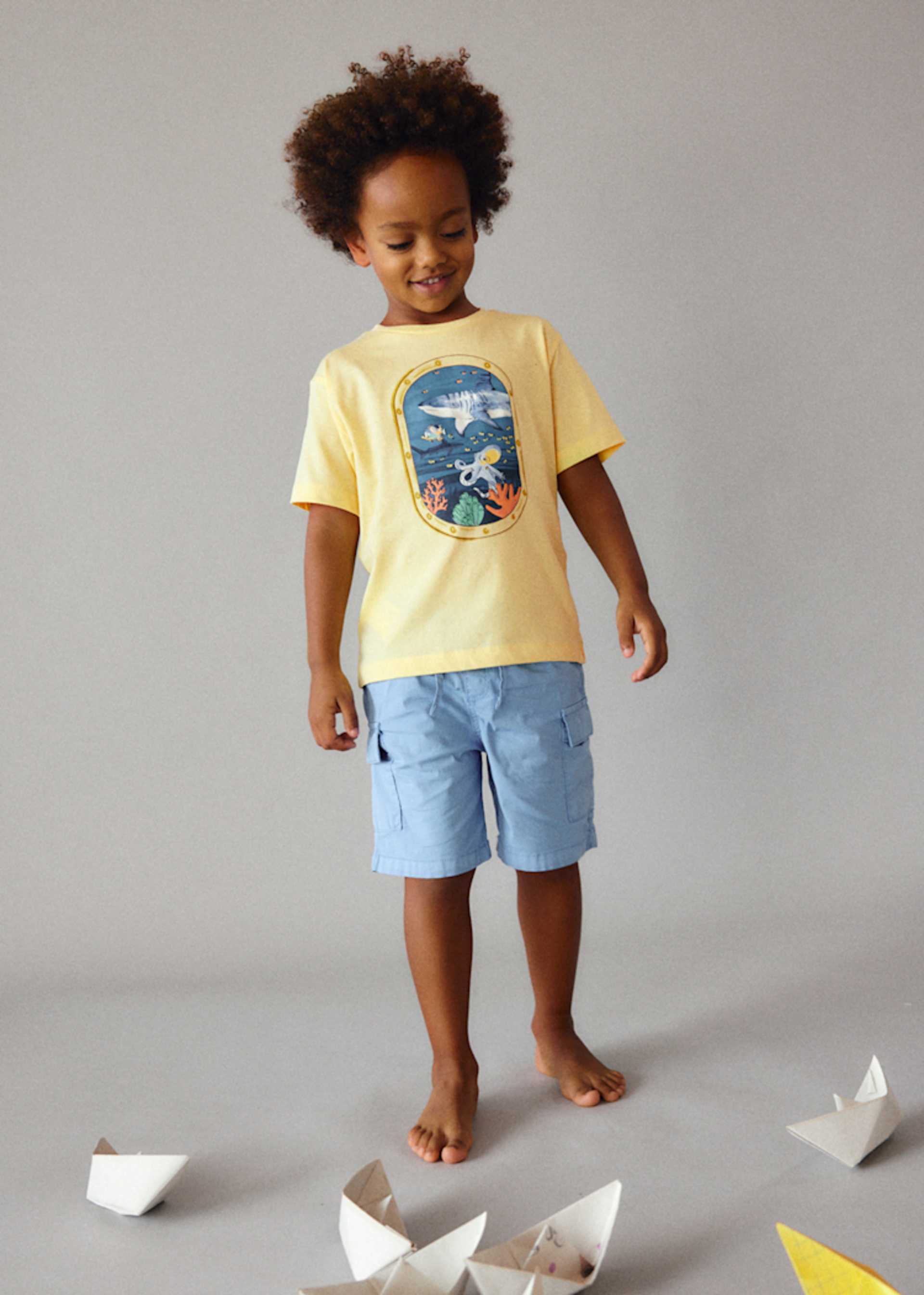 T-shirt janela fundo marinho menino
