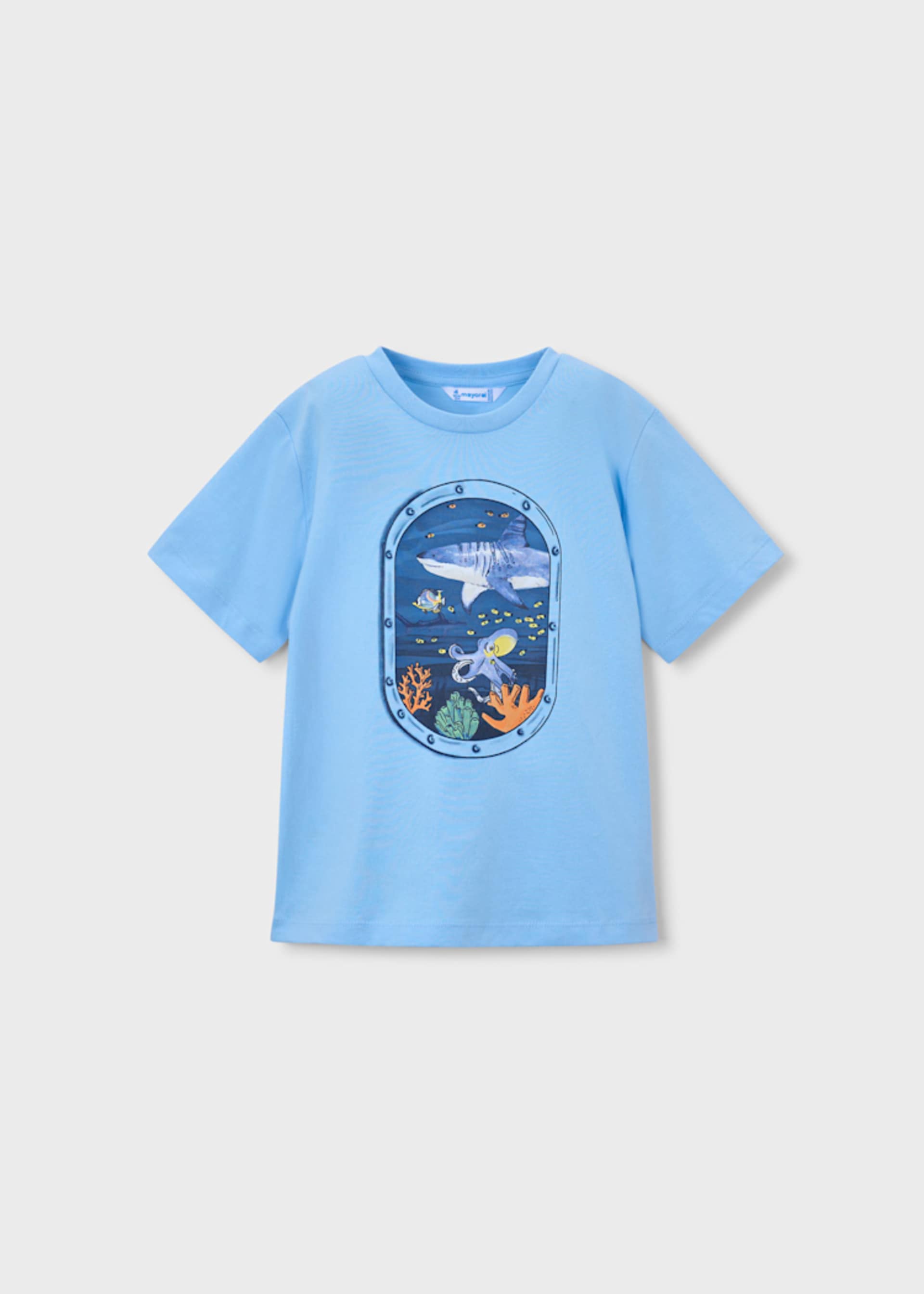 Tricou cu fereastra si fundal marin baiat