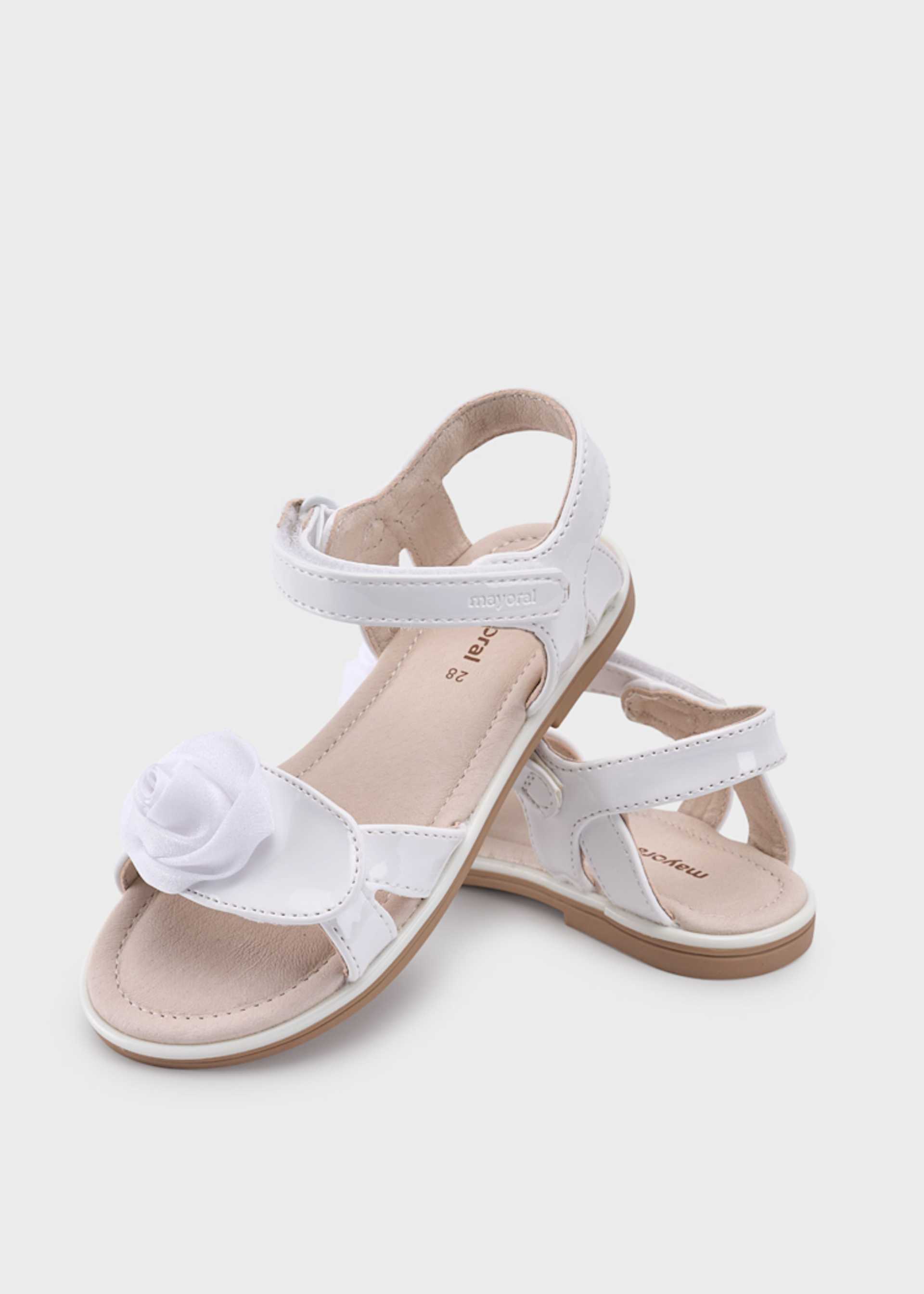 Sandalia charol flor niña