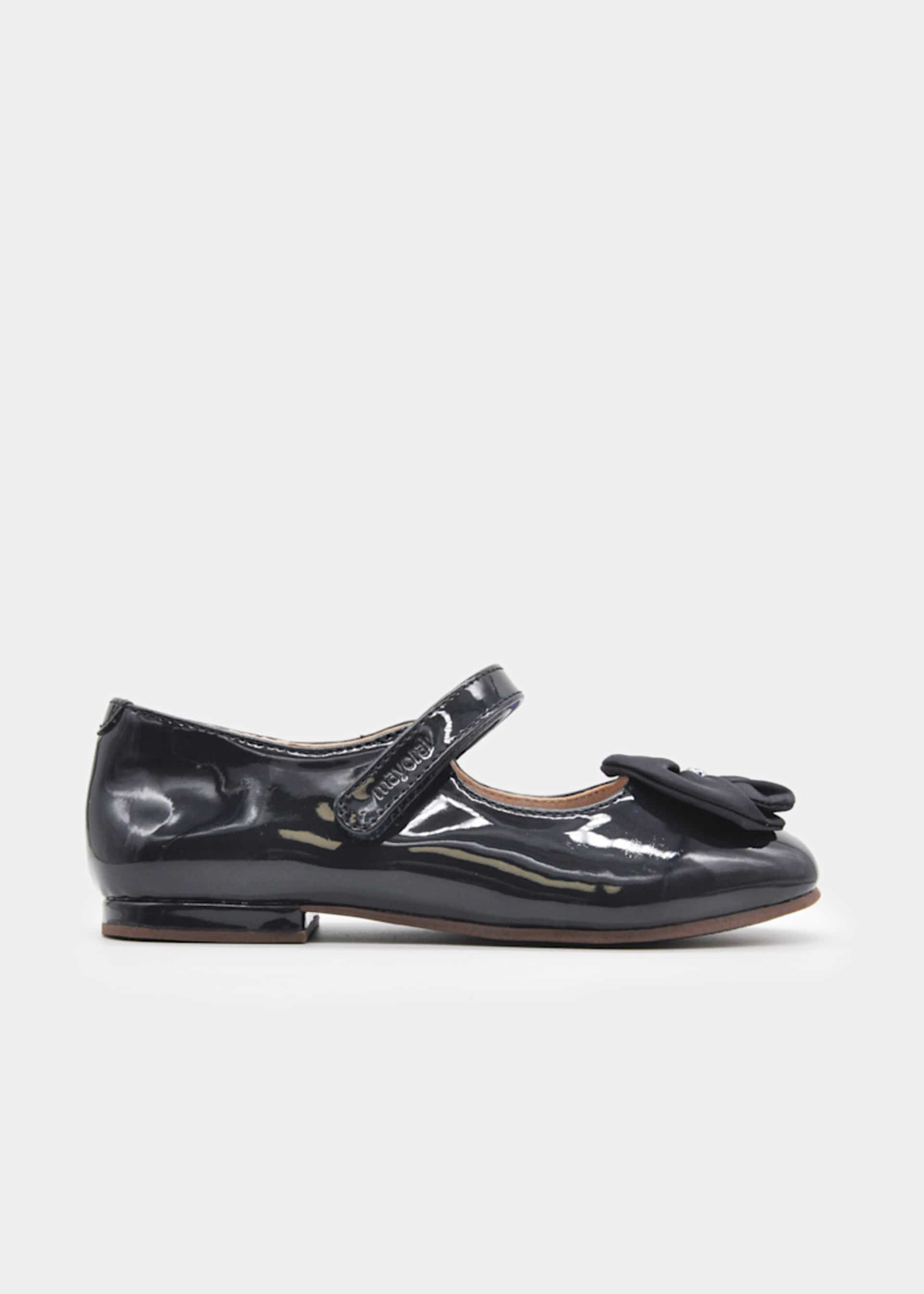 Girls' patent leather Mary Janes with a flower