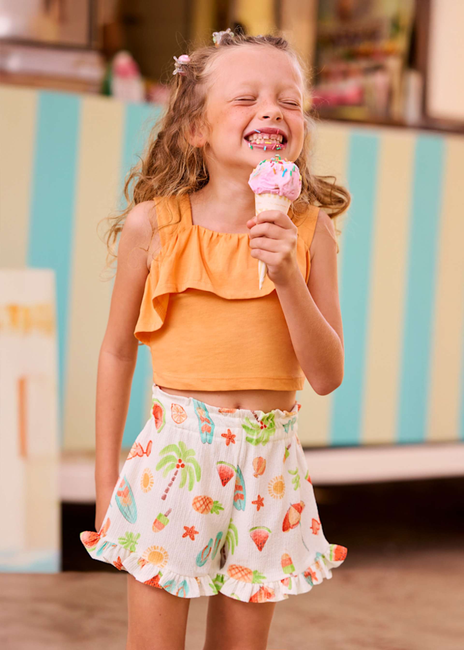 Completo shorts stampato e top con volant bambina