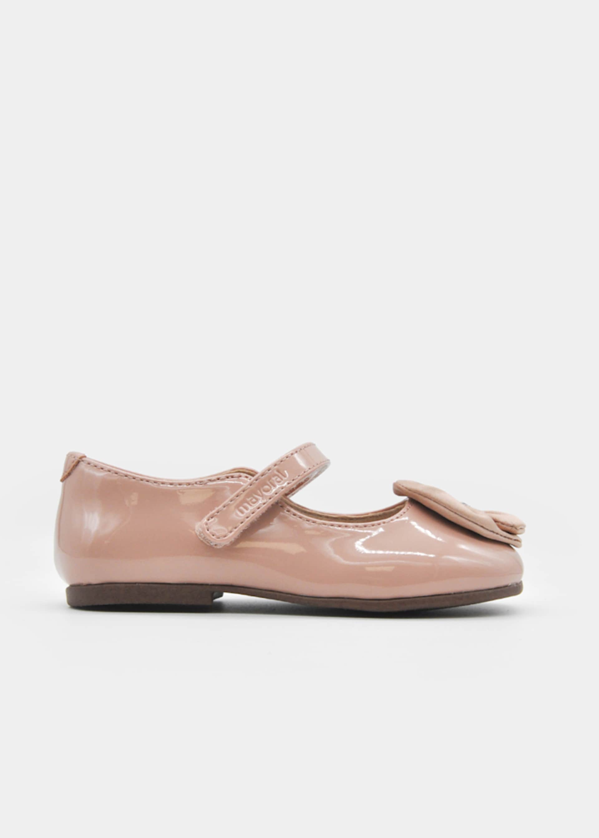 Girls' patent leather Mary Janes with a flower Girls' patent leather Mary Janes with a flower