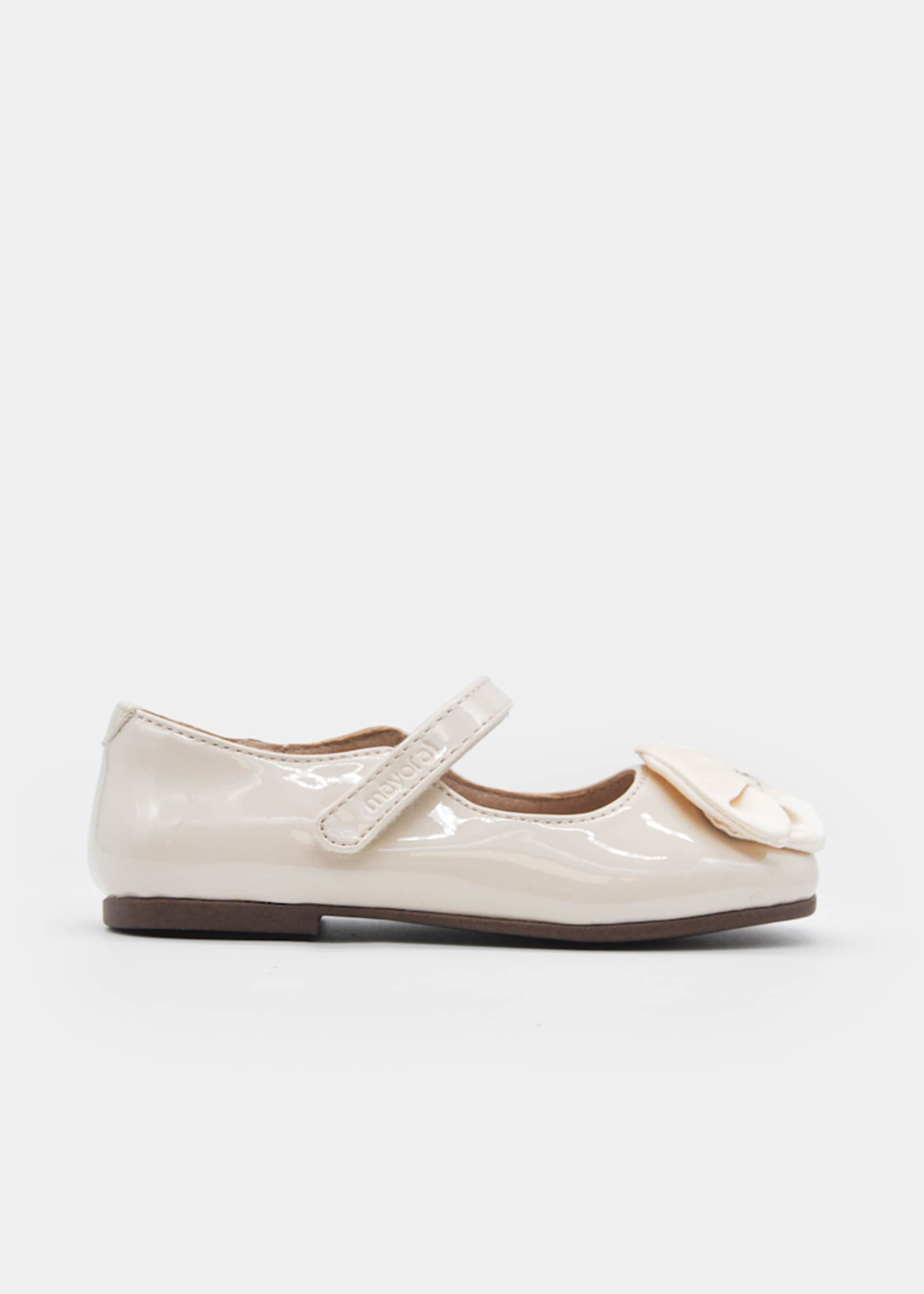 Girls' patent leather Mary Janes with a flower