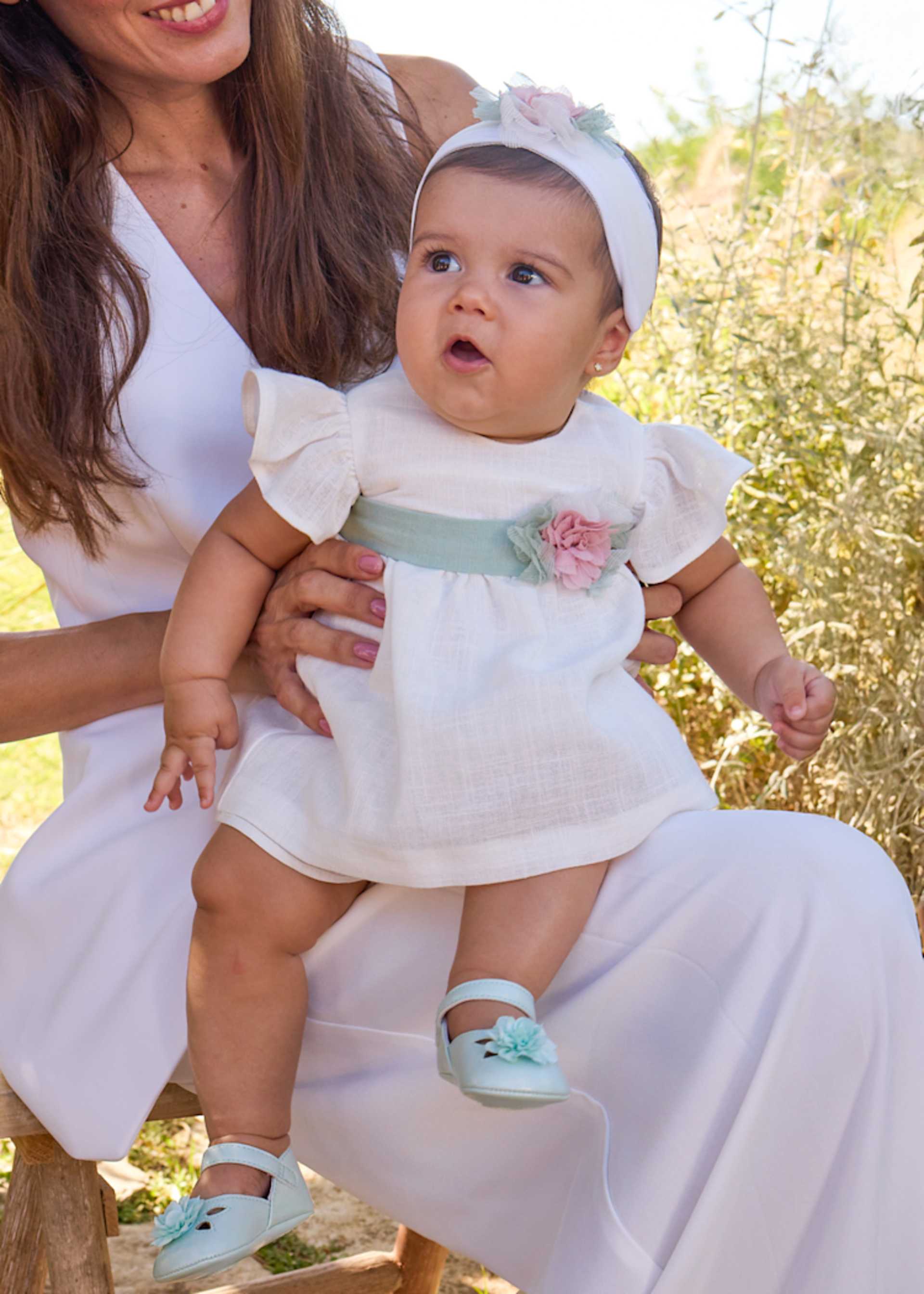 Vestido con cubrepañal y fajín floral ceremonia recién nacida