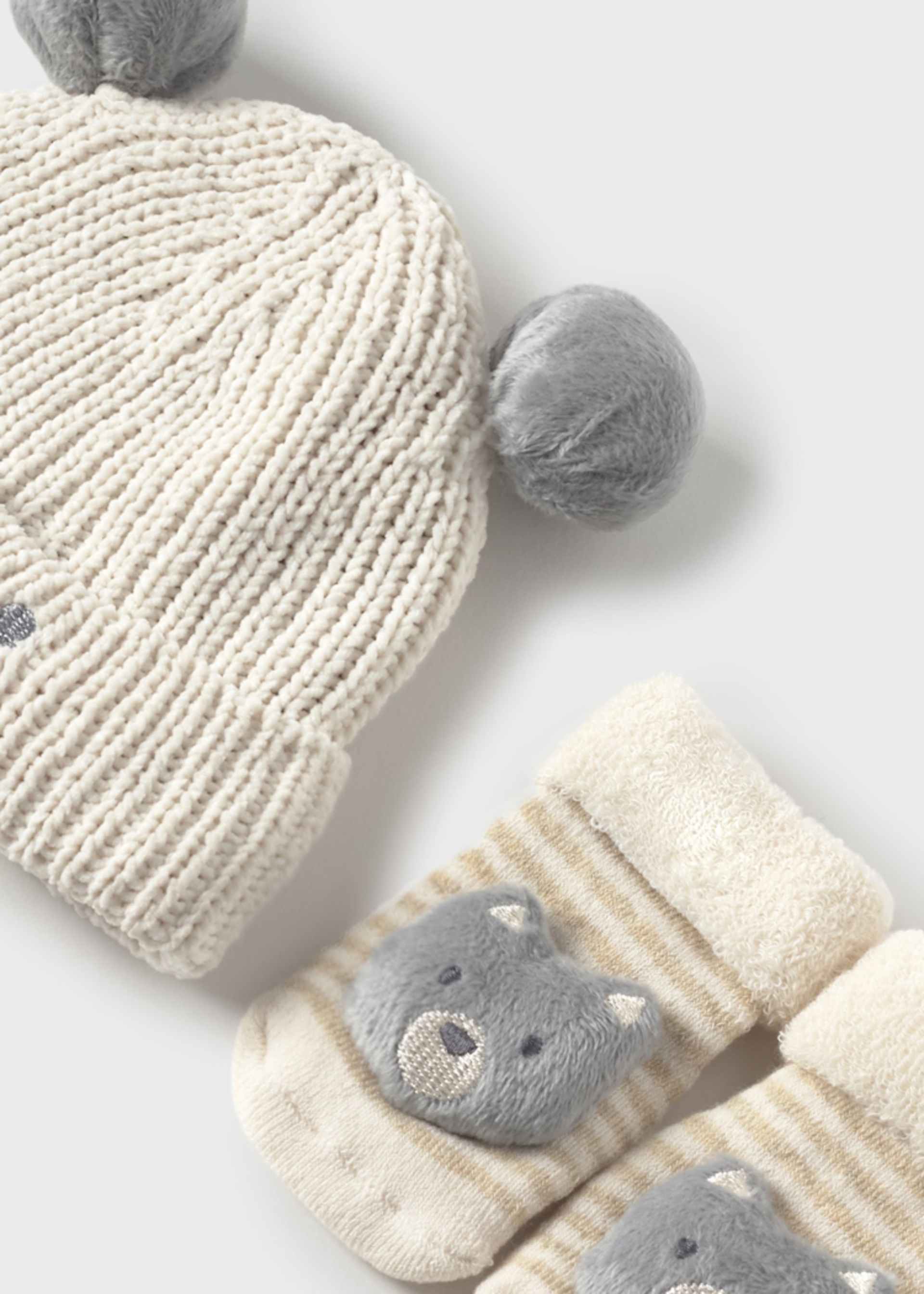 Newborn unisex hat and mittens set