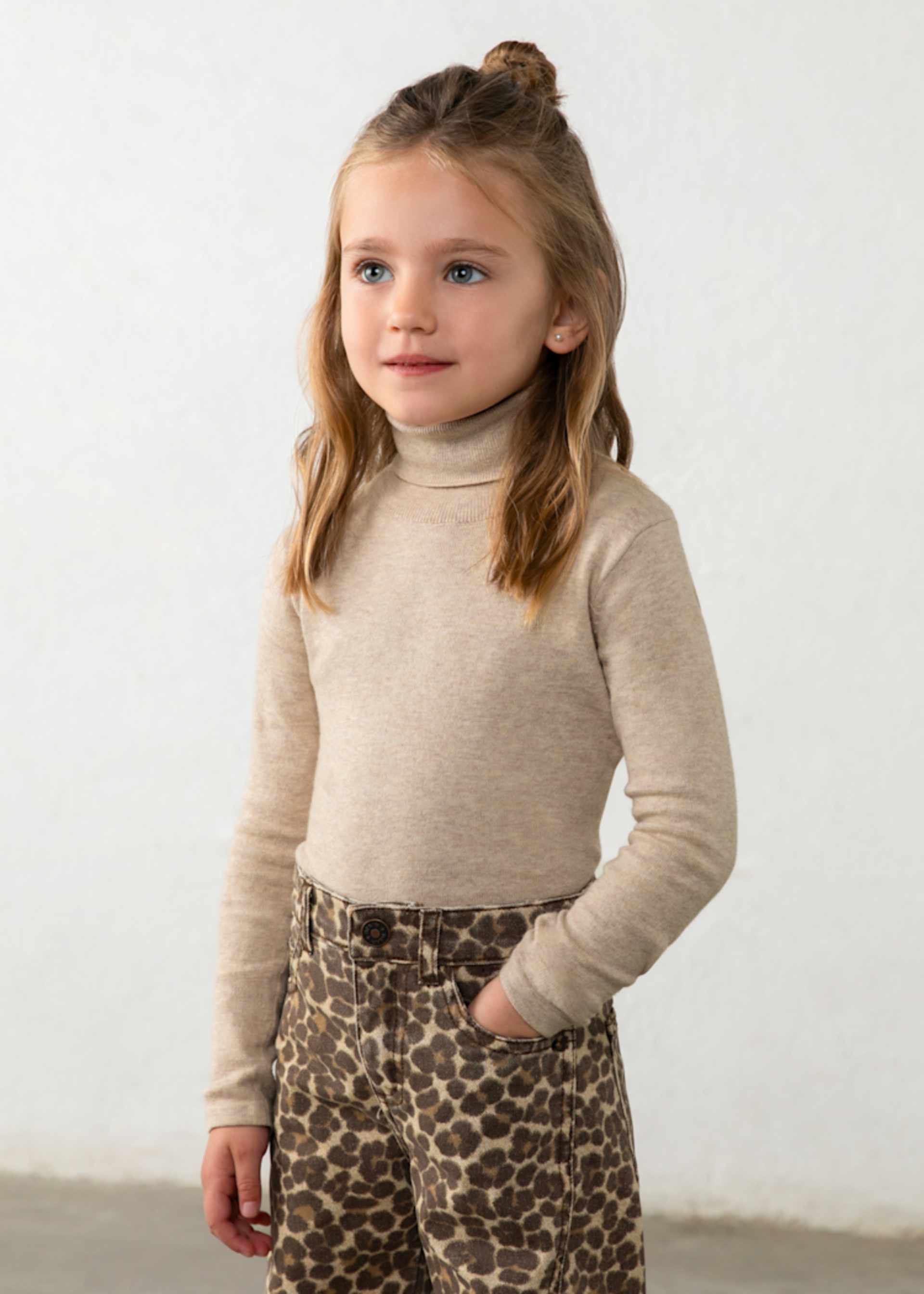 Suéter cuello alto básico niña
