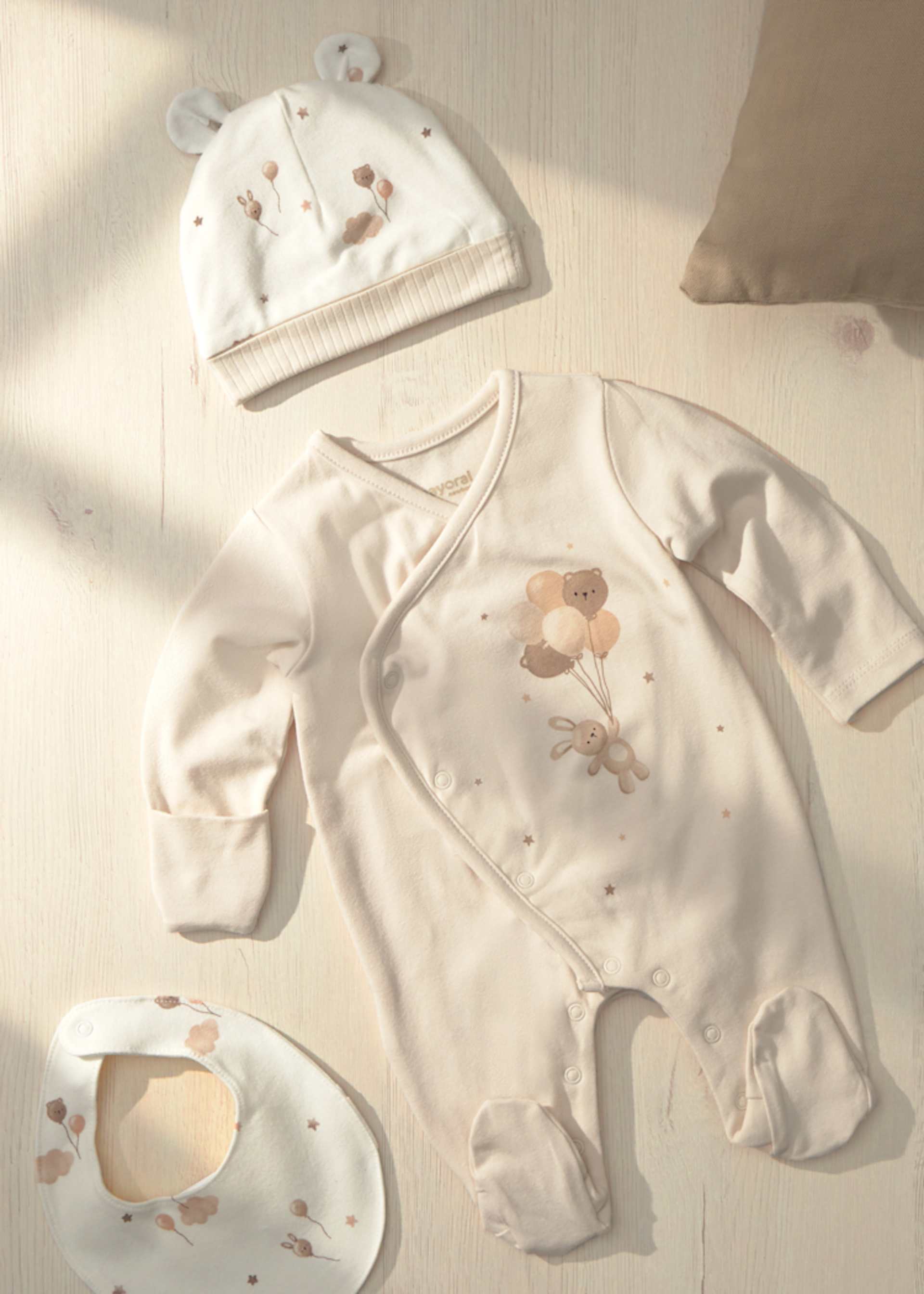 Lot grenouillère avec bonnet et bavoir nouveau-né