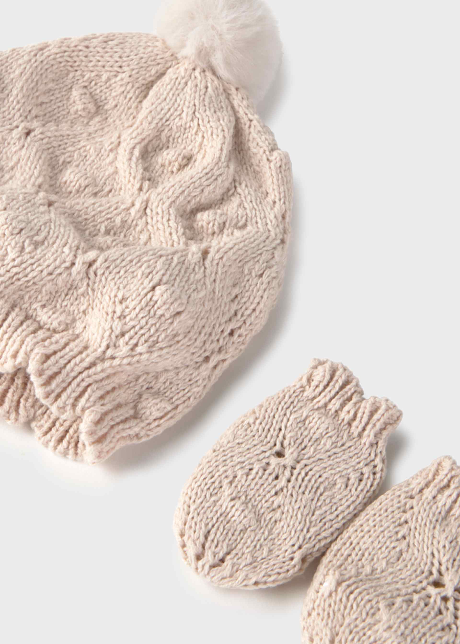 Newborn girl hat and mittens set