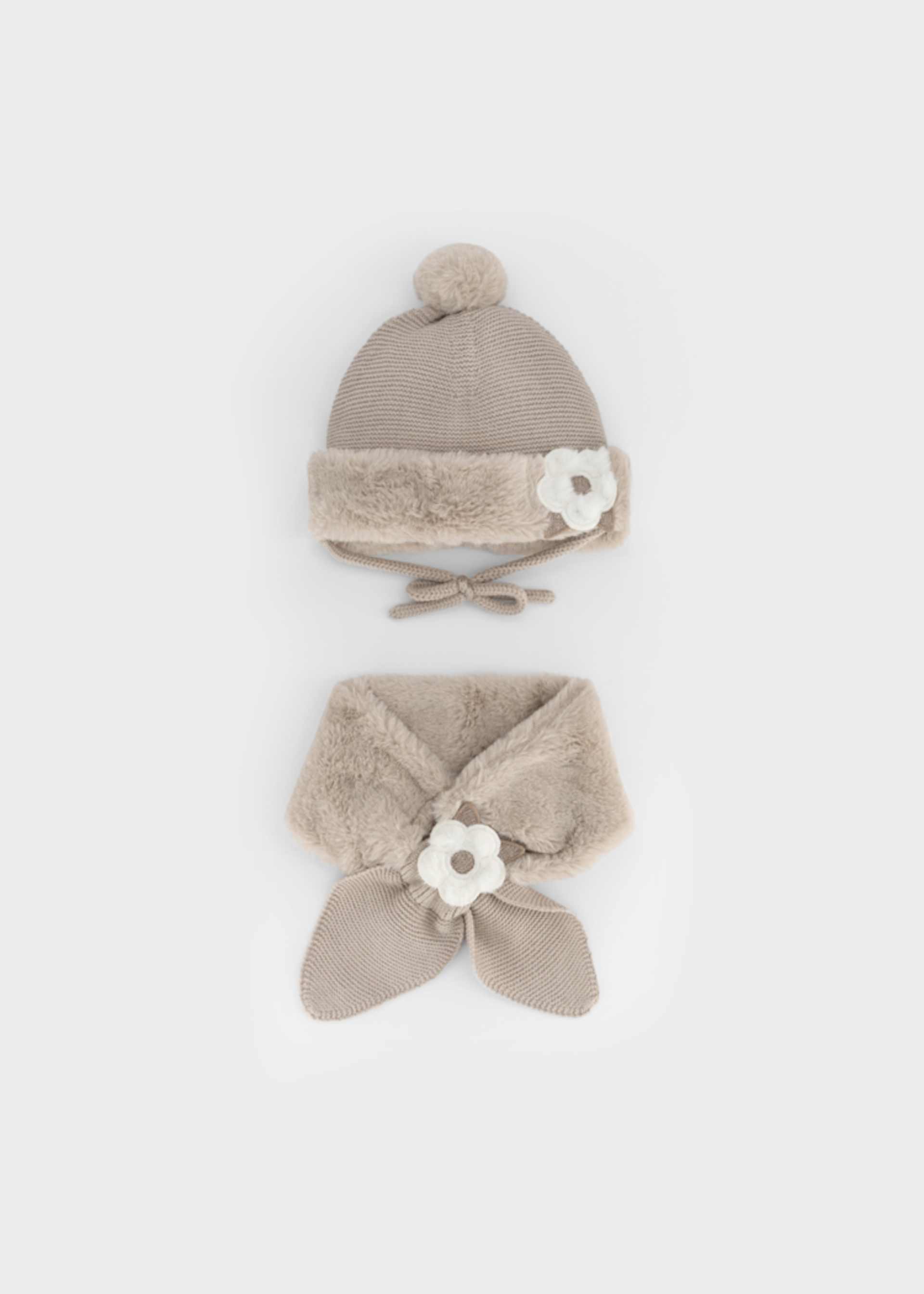 Baby hat and closed scarf set