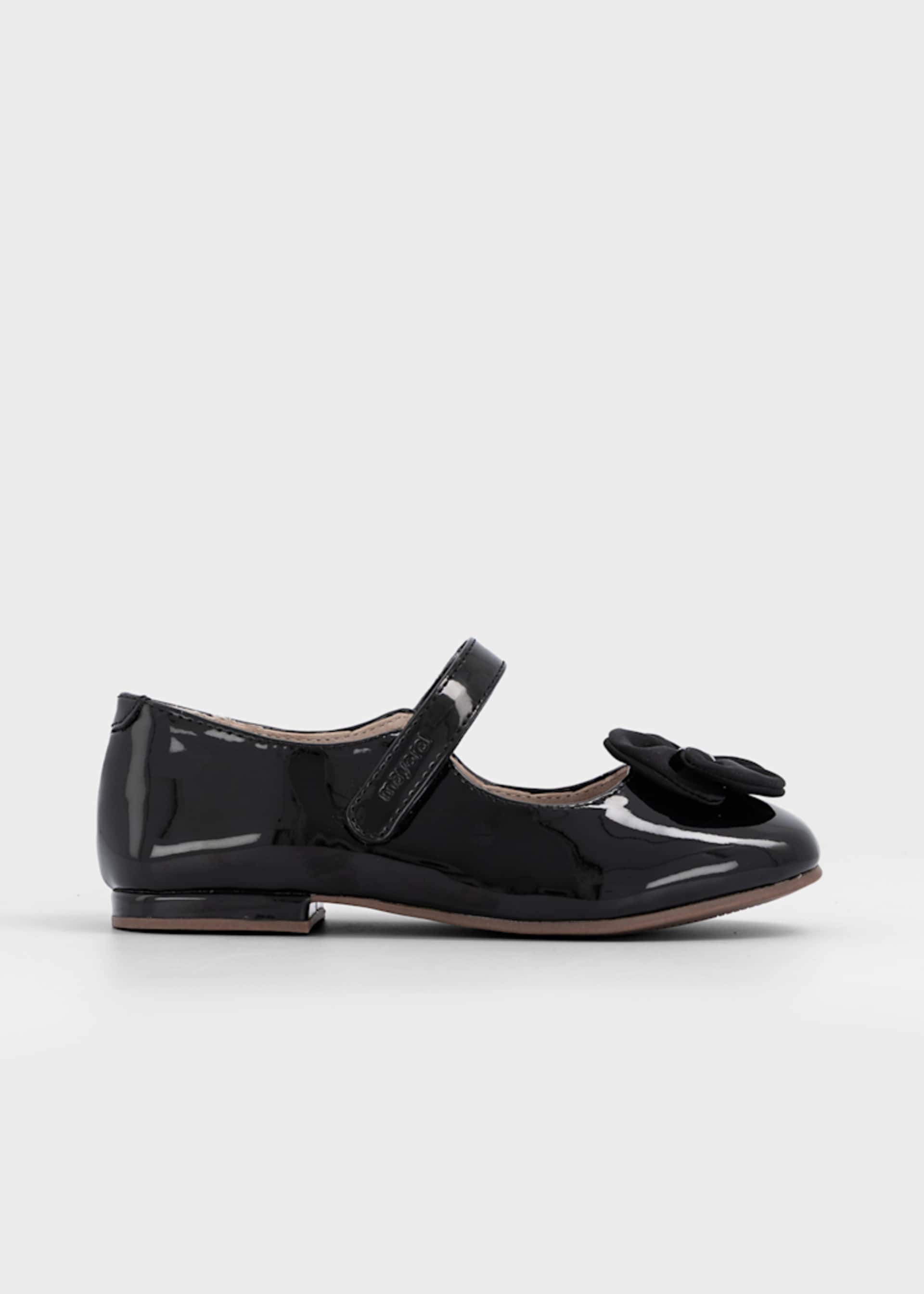 Girls' patent leather Mary Janes with a flower