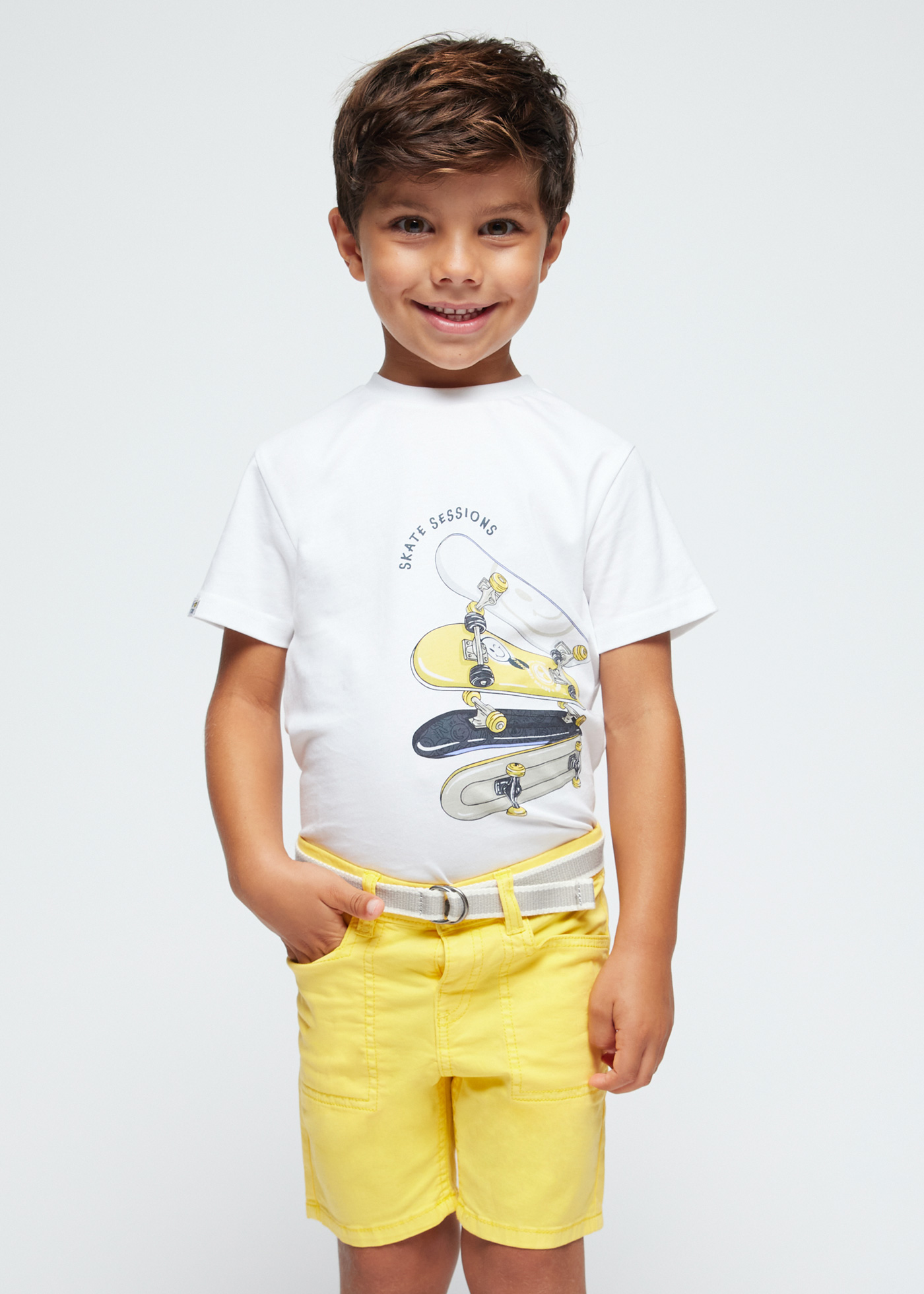 Niño pequeño de 3 años con una camiseta amarilla y pantalón corto