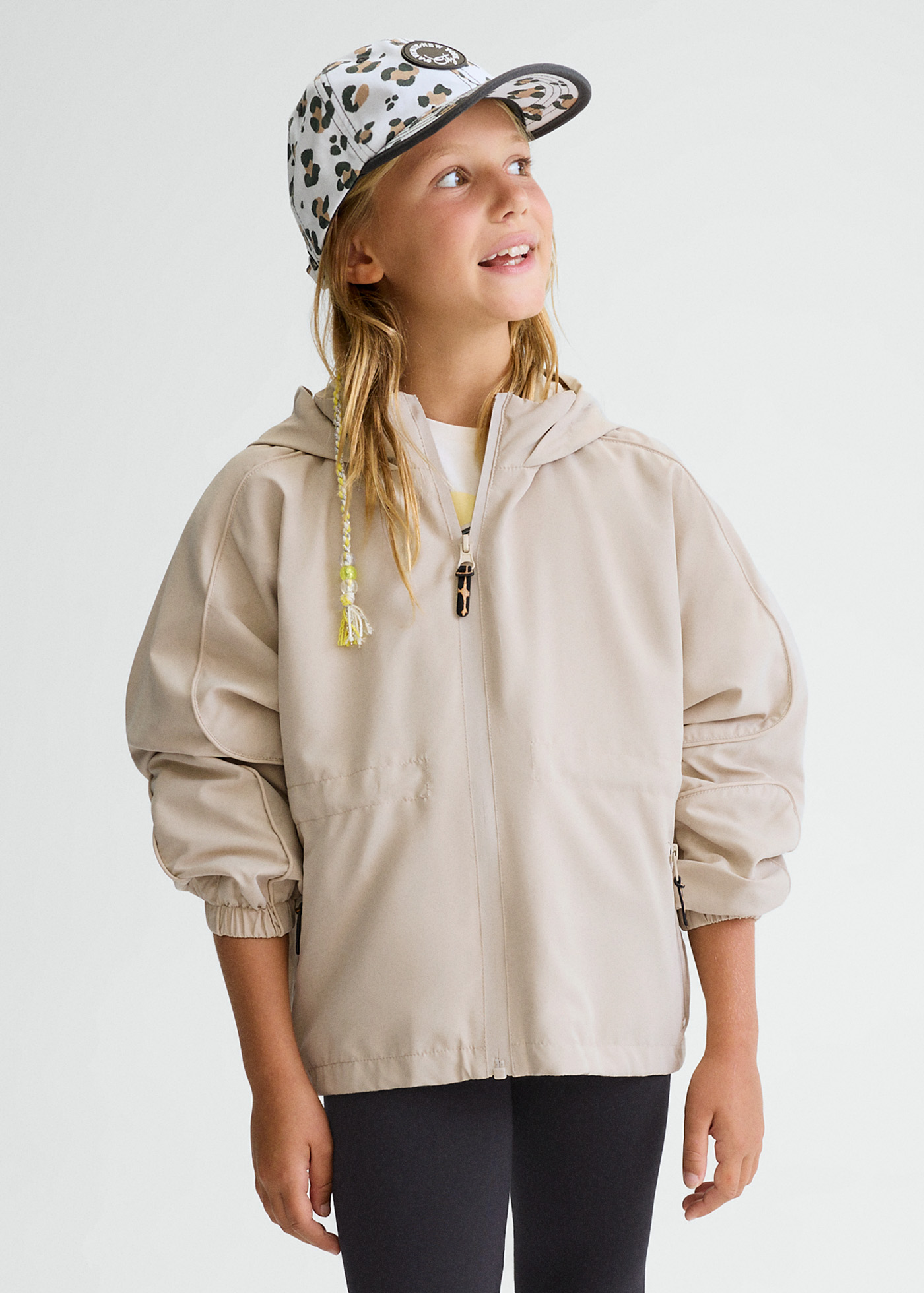 Mayoral Giaccone In Microfibra Con Ricamo Per Bambine – Colore Sabbia, Modello 15-04446-020, Nuova Collezione Autunno-Inverno